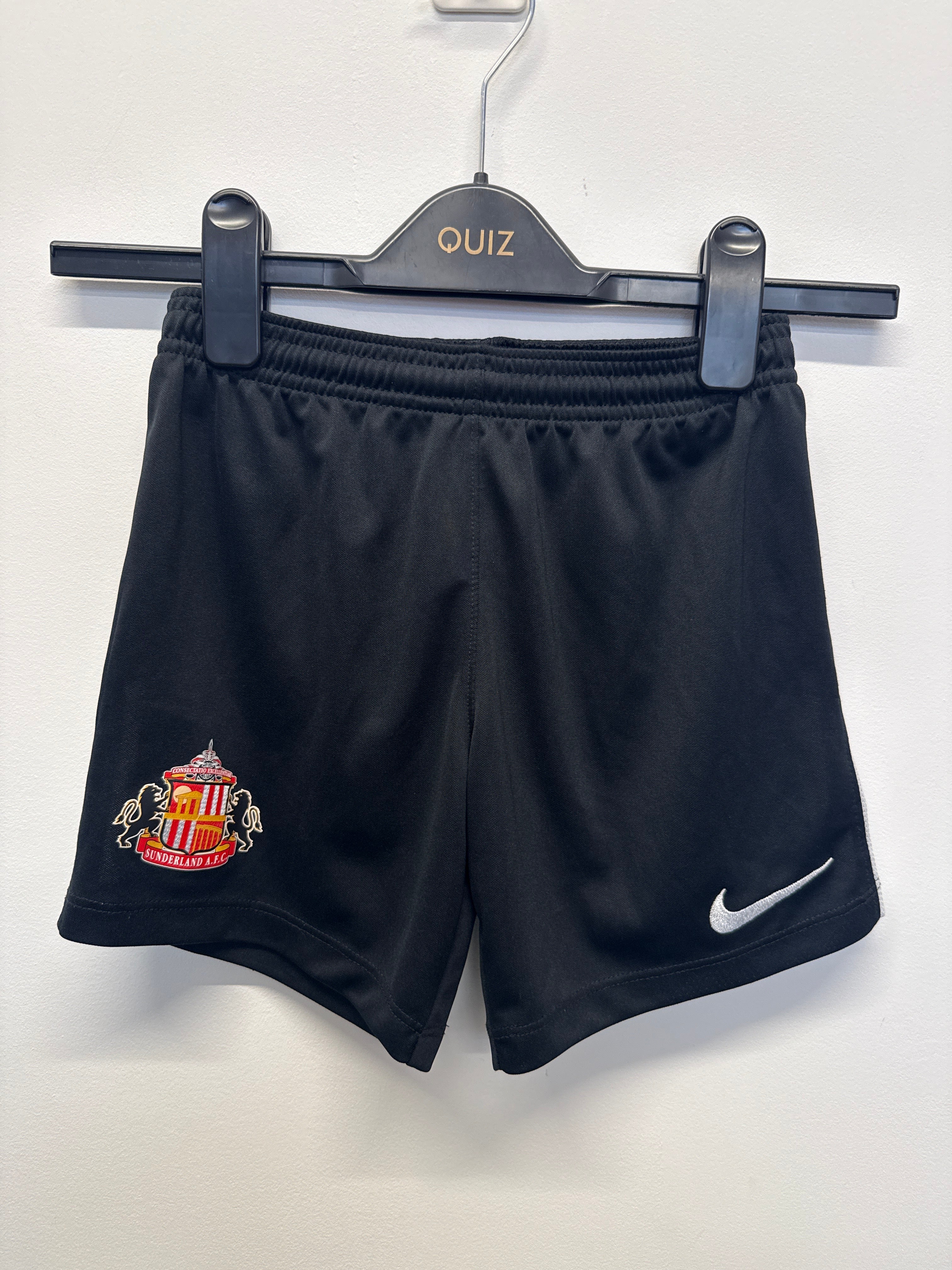 Front view of black Nike Sunderland AFC kids' football shorts with club crest and Nike Swoosh