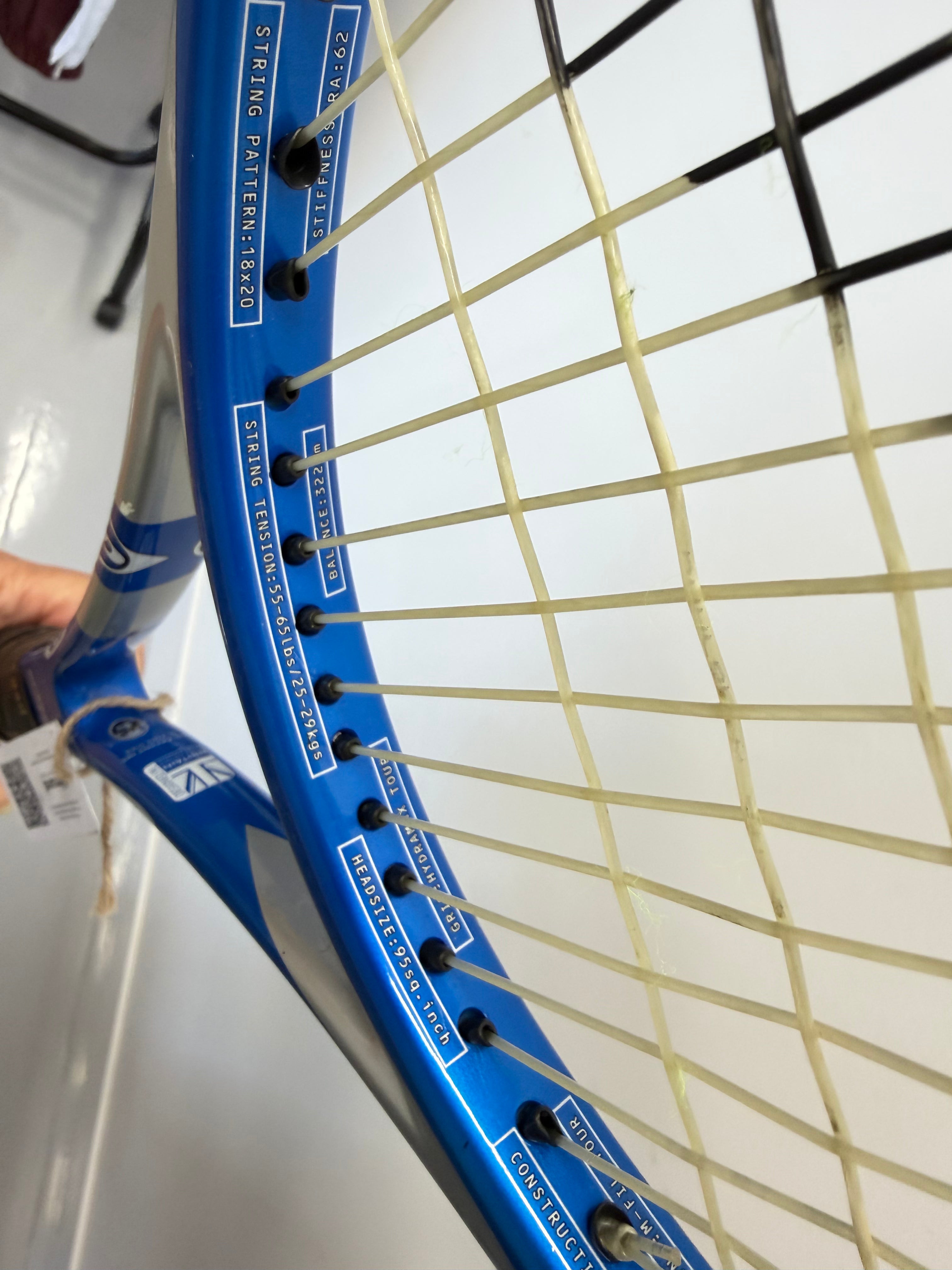 String pattern and specifications on Dunlop tennis racket