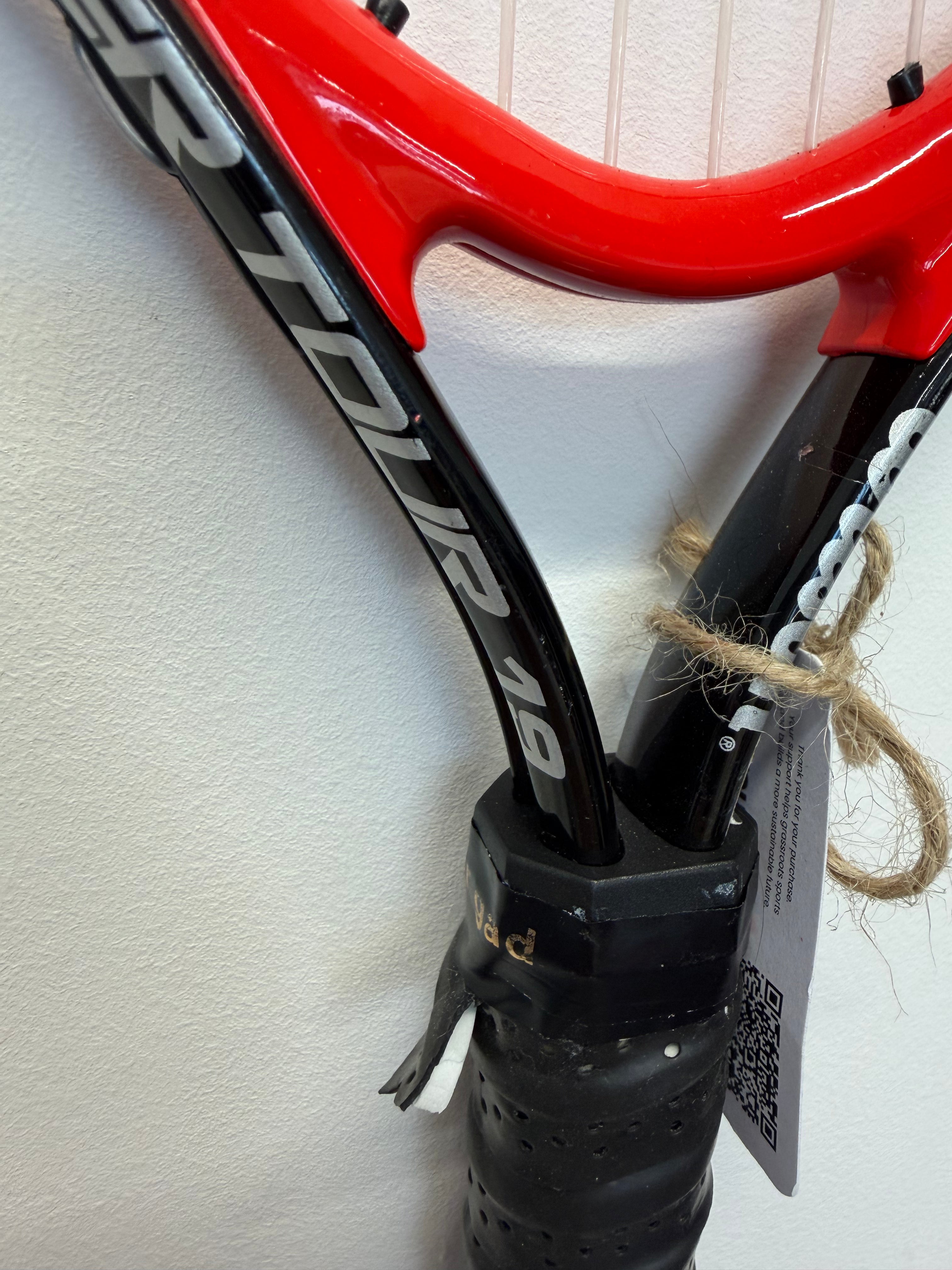 Wilson Federer Tour 19 handle and throat area detail