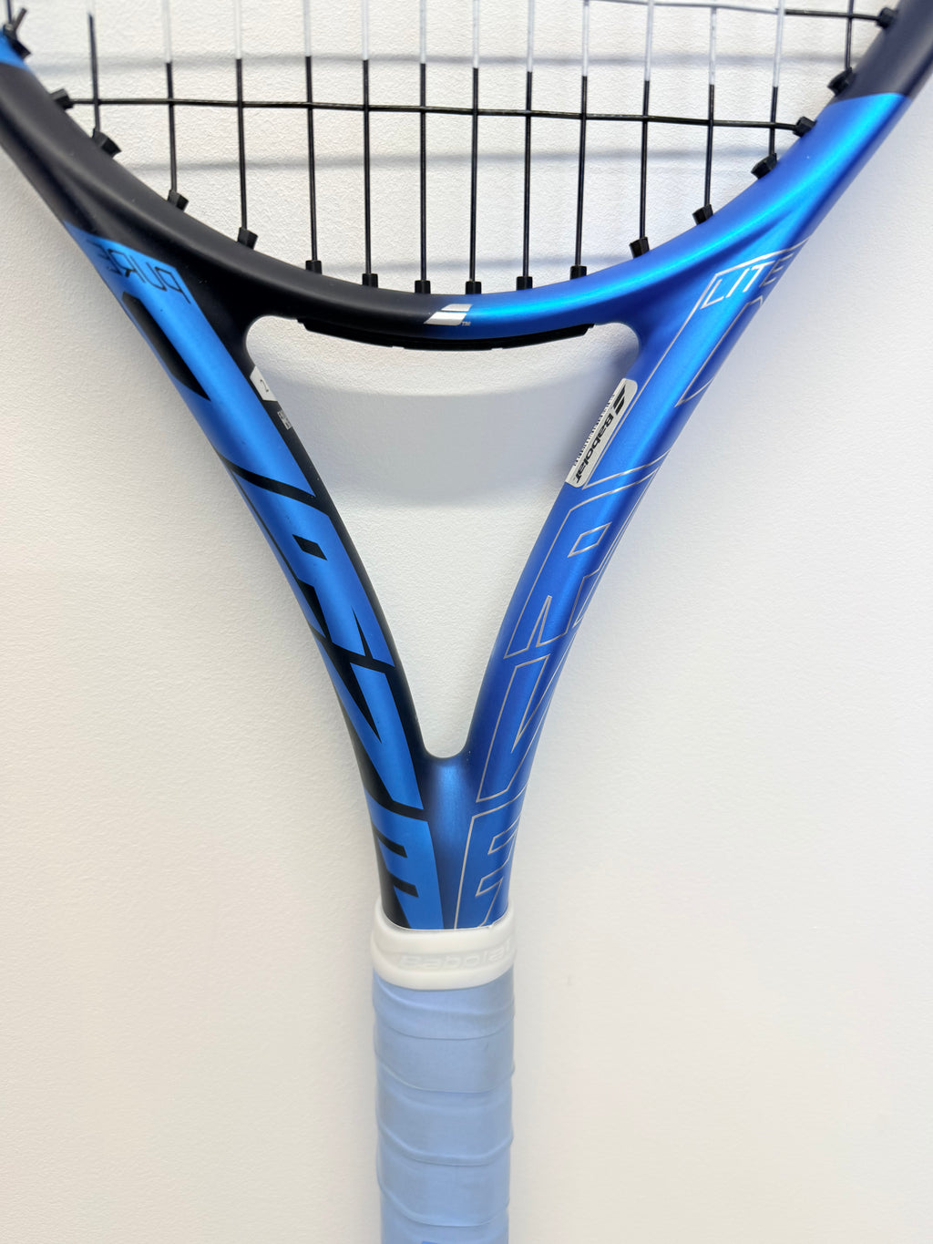 Upper handle and Y-shaped throat of Babolat Drive Lite tennis racket