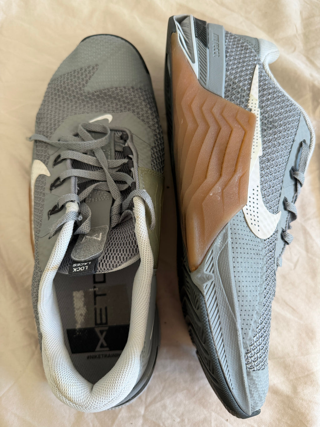 Side and top view of Nike Metcon 7 trainers, mesh and gum design