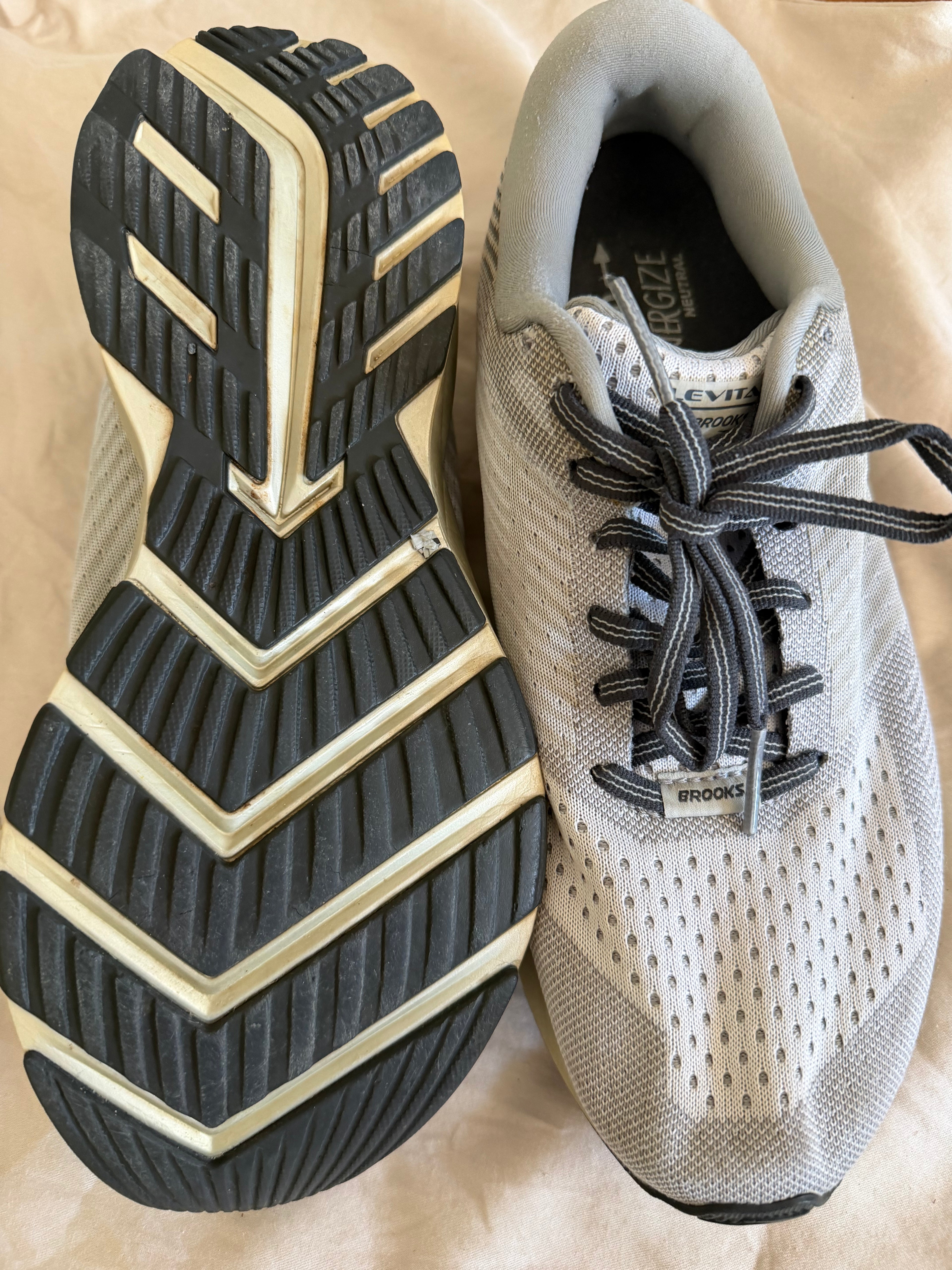 Sole pattern and top view of Brooks Levitate