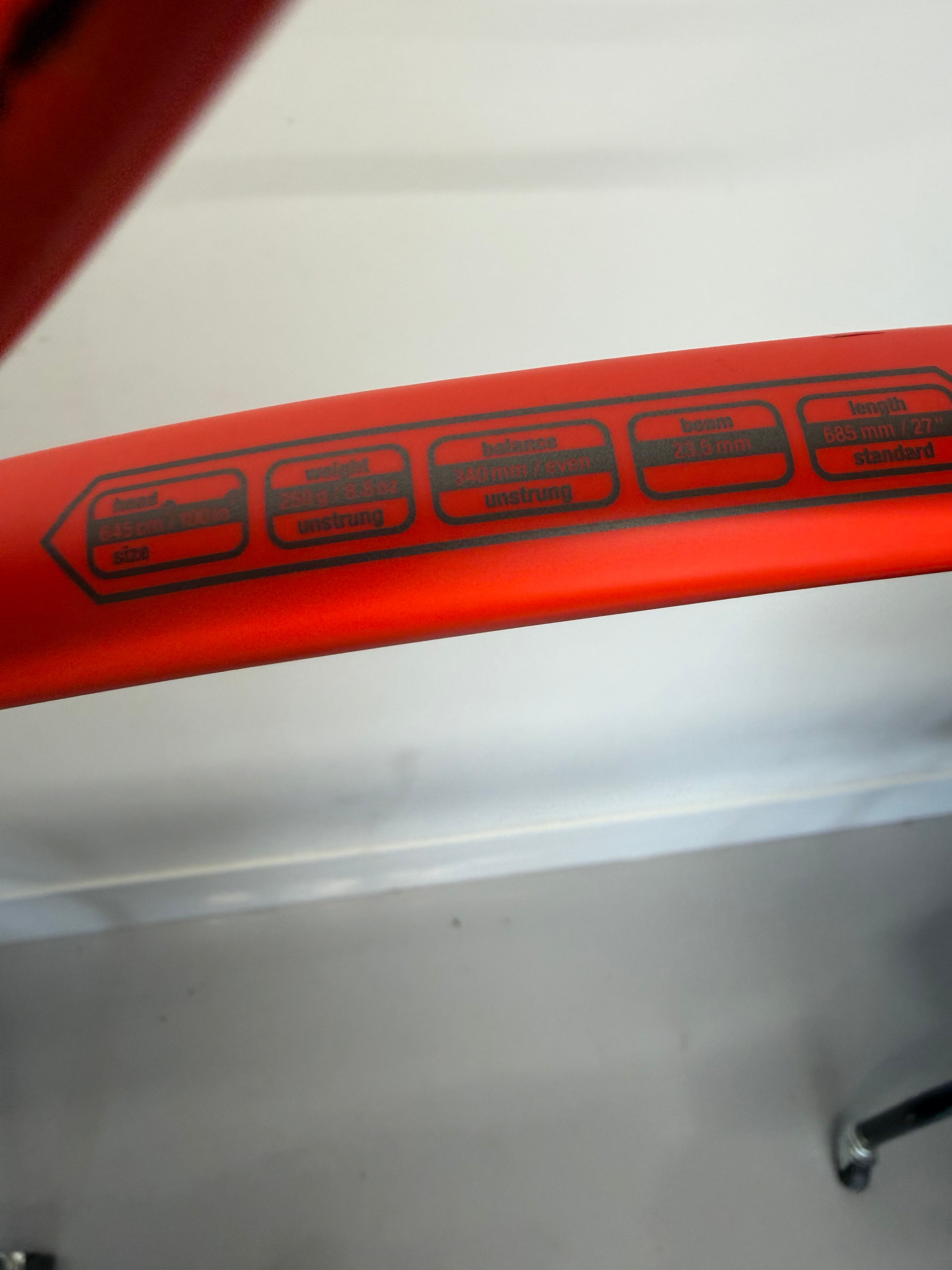 Detail of racket head size, weight, balance and length specs
