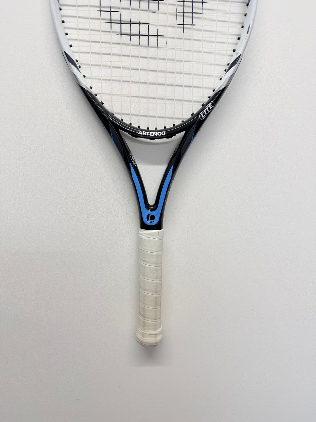 Close-up of handle and lower frame of Artengo TR160 Lite tennis racket