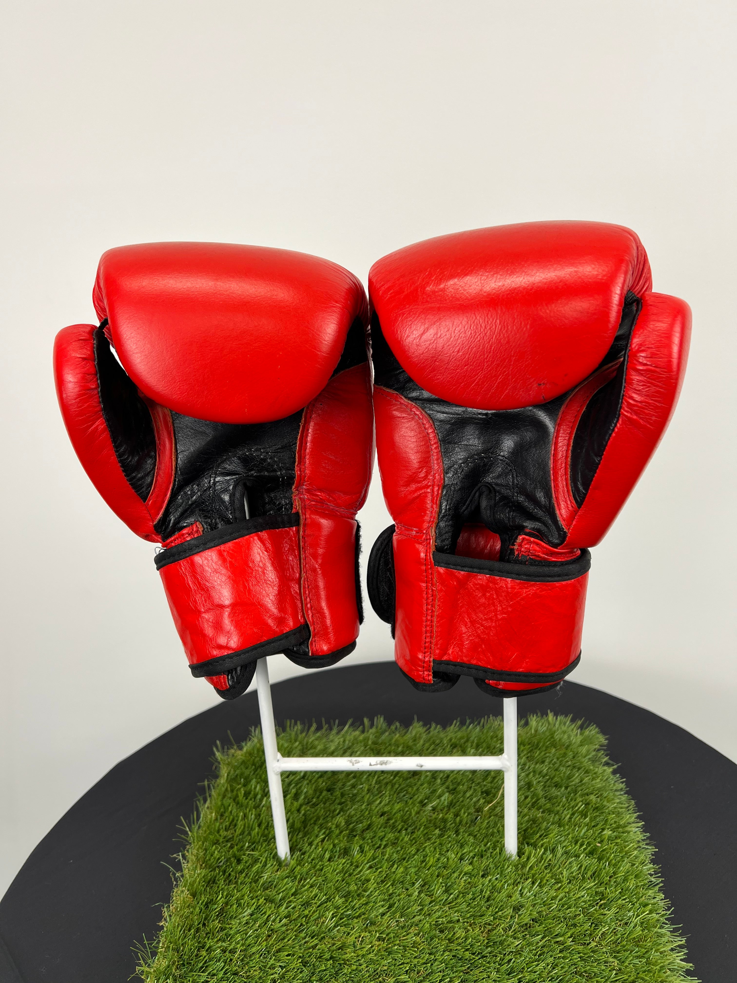 Rear view of Everlast red boxing gloves 10oz showing adjustable Velcro wrist straps and black leather inner lining