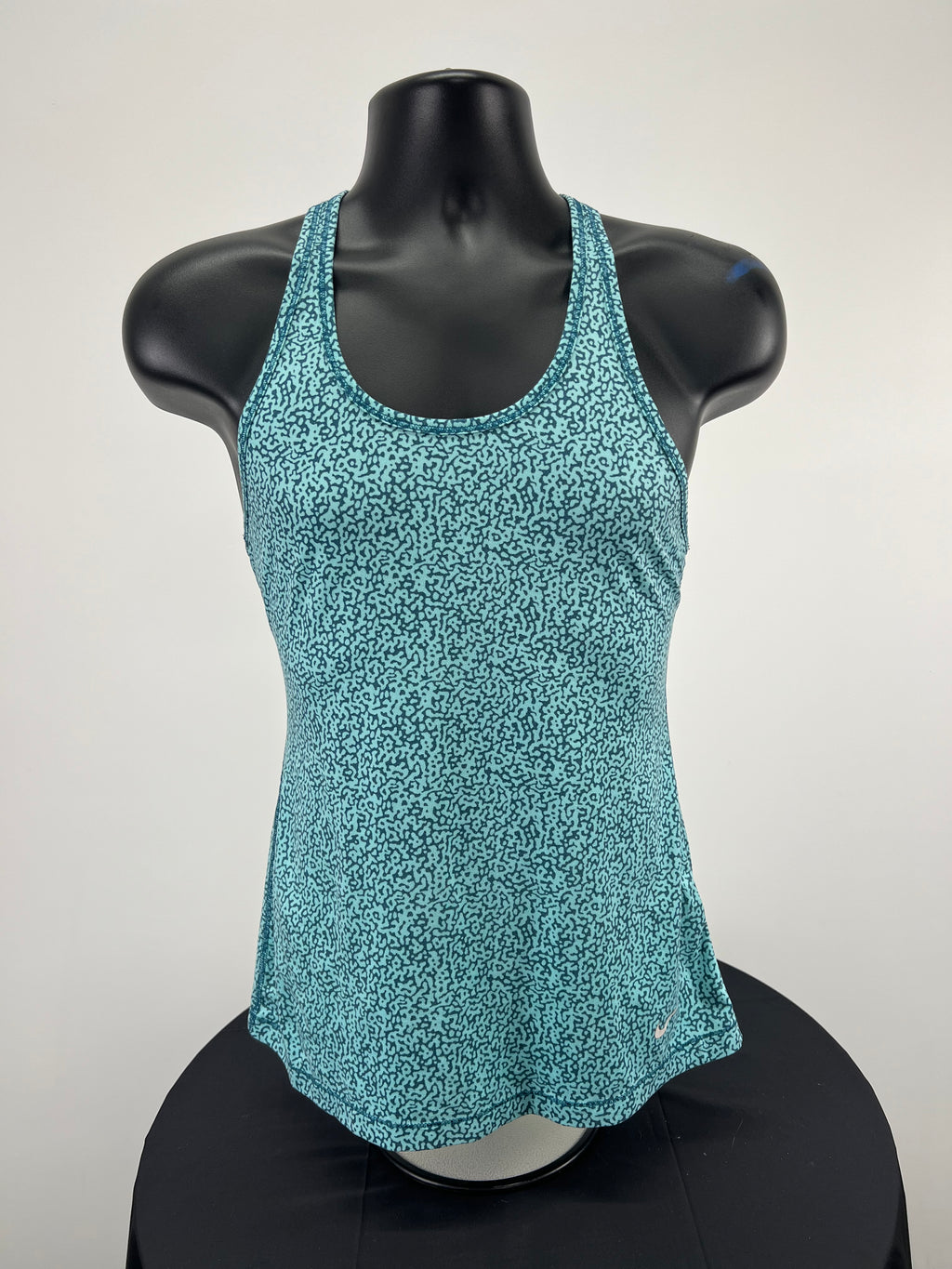 Front view of Nike Dri-FIT slim fit green sports vest with abstract pattern on mannequin