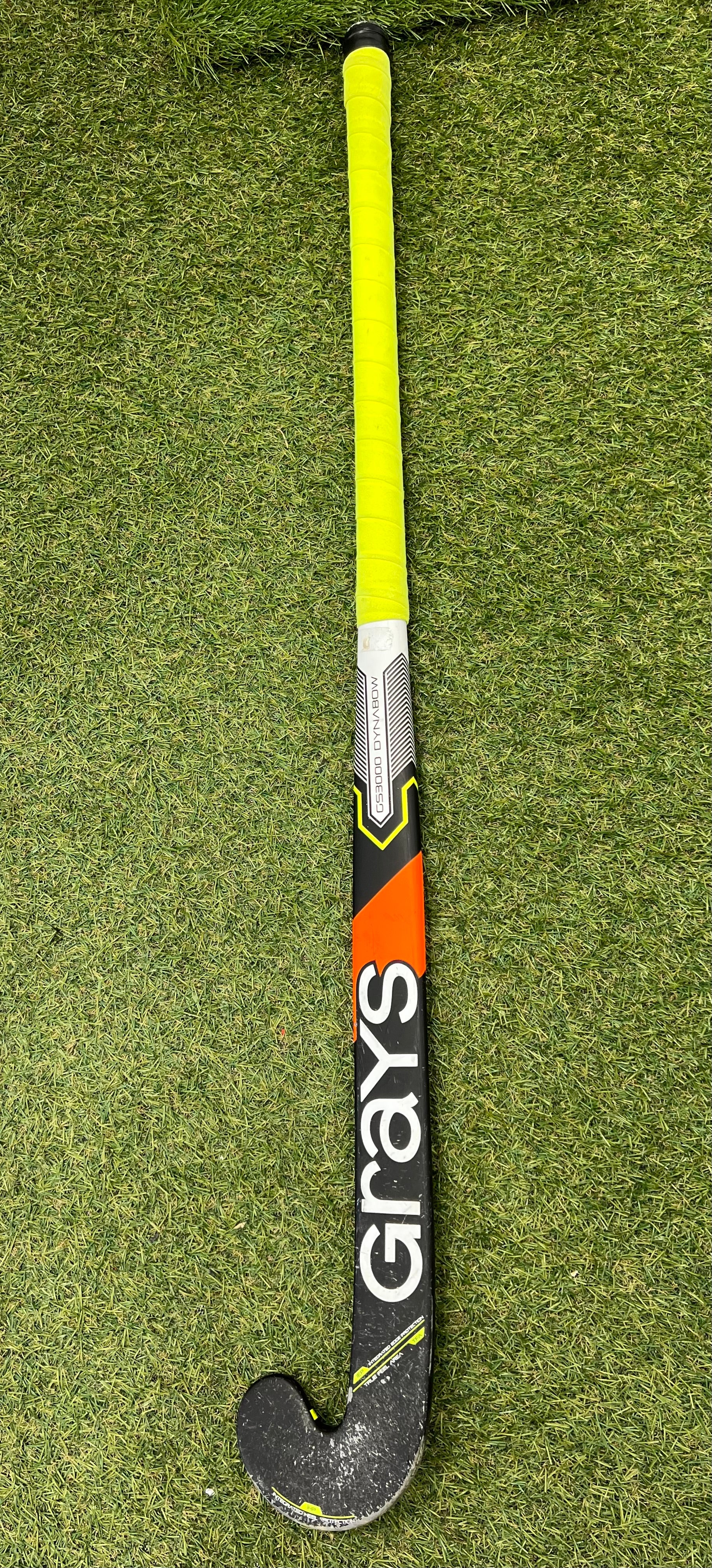Grays GS3000 Dynabow Micro 50 37 inch hockey stick full bottom view on grass highlighting stick toe