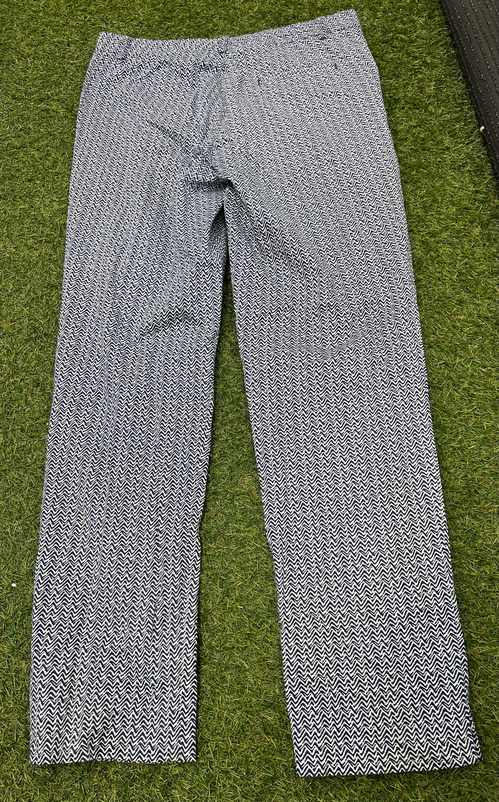 Back view of Women’s Golfino golf trousers showing the patterned design and tailored fit
