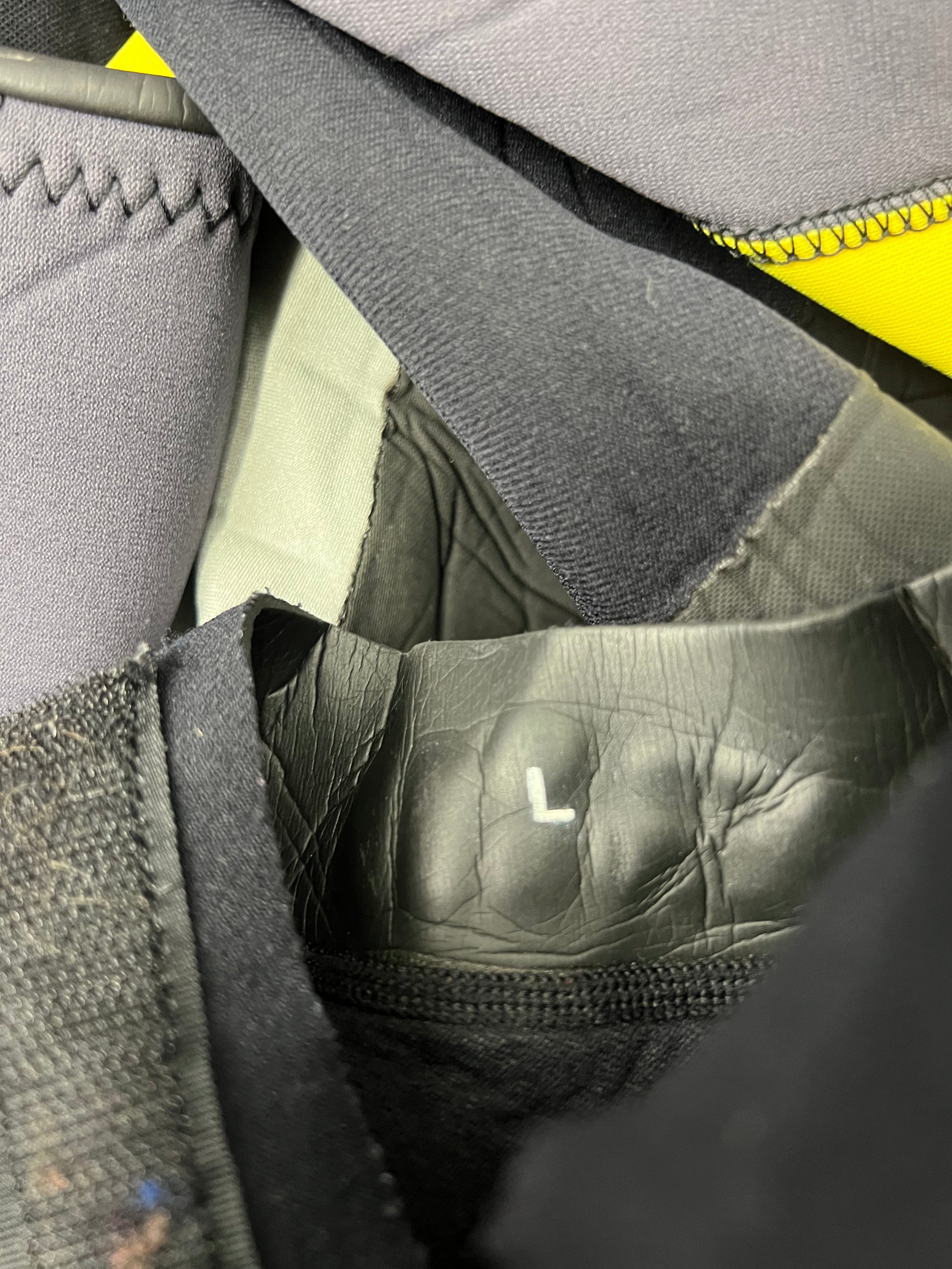 Interior view showing size 'L' printed on black neoprene collar
