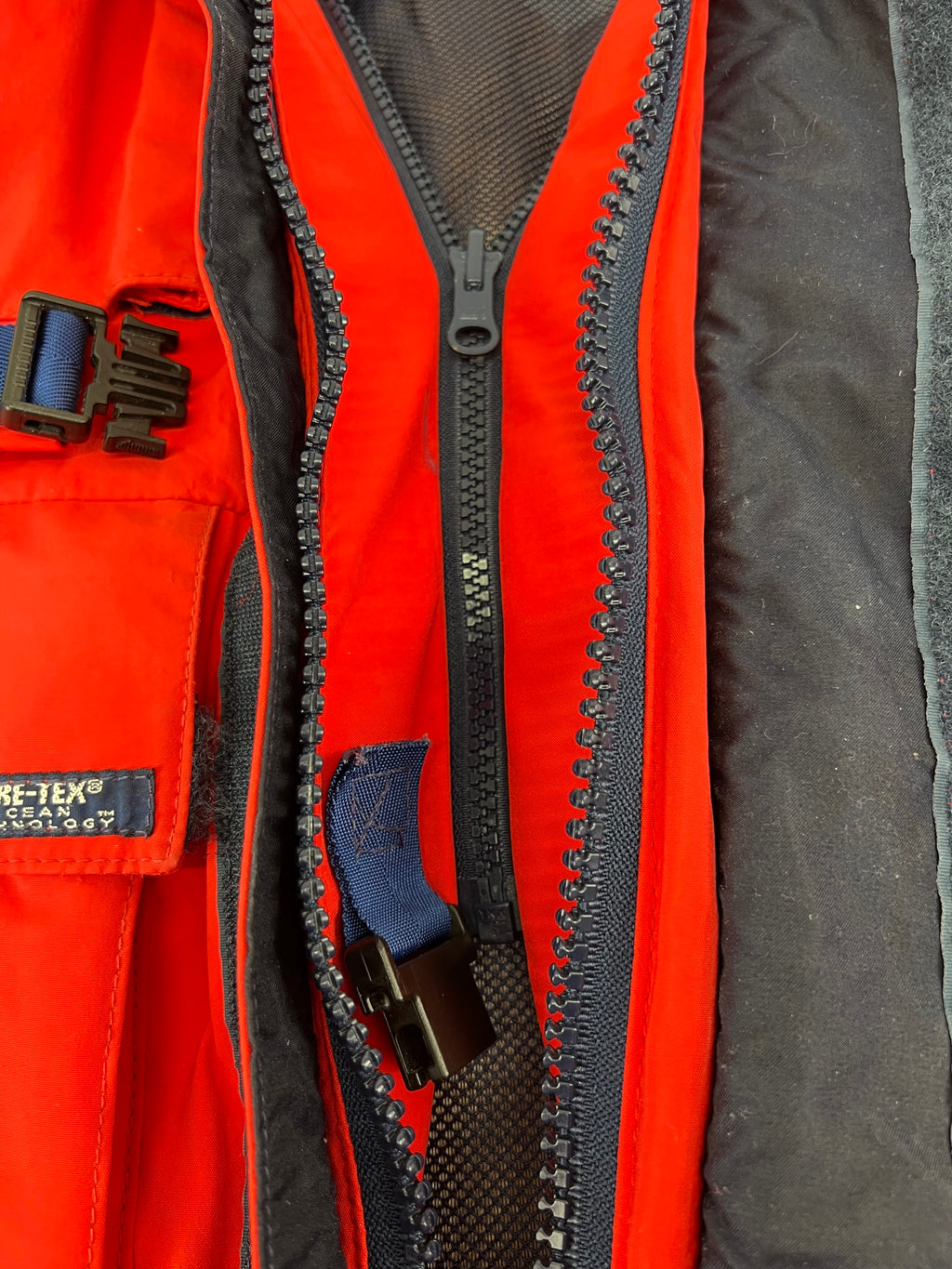 Detail of inner mesh lining and Musto branded zipper pull