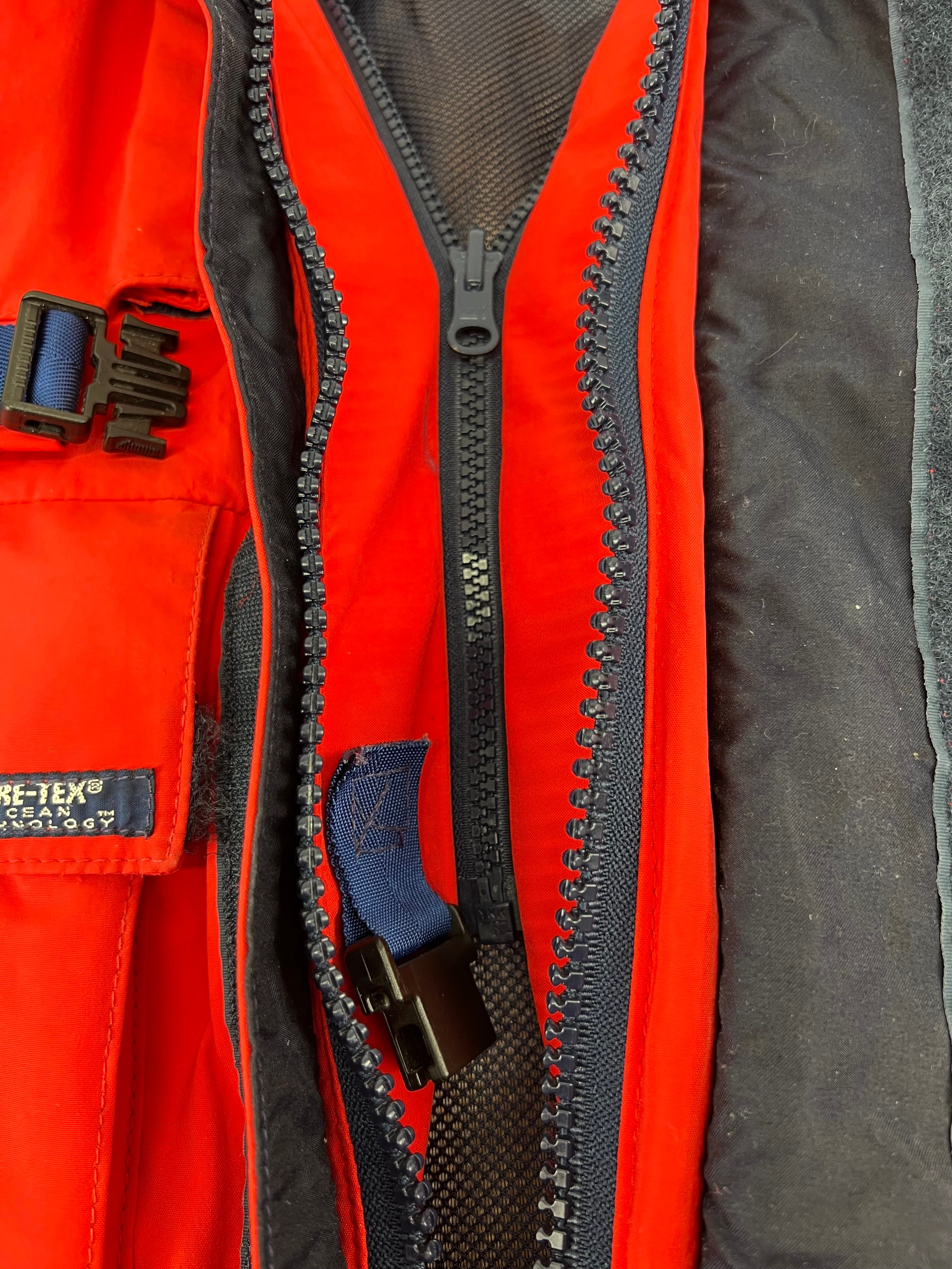 Detail of inner mesh lining and Musto branded zipper pull