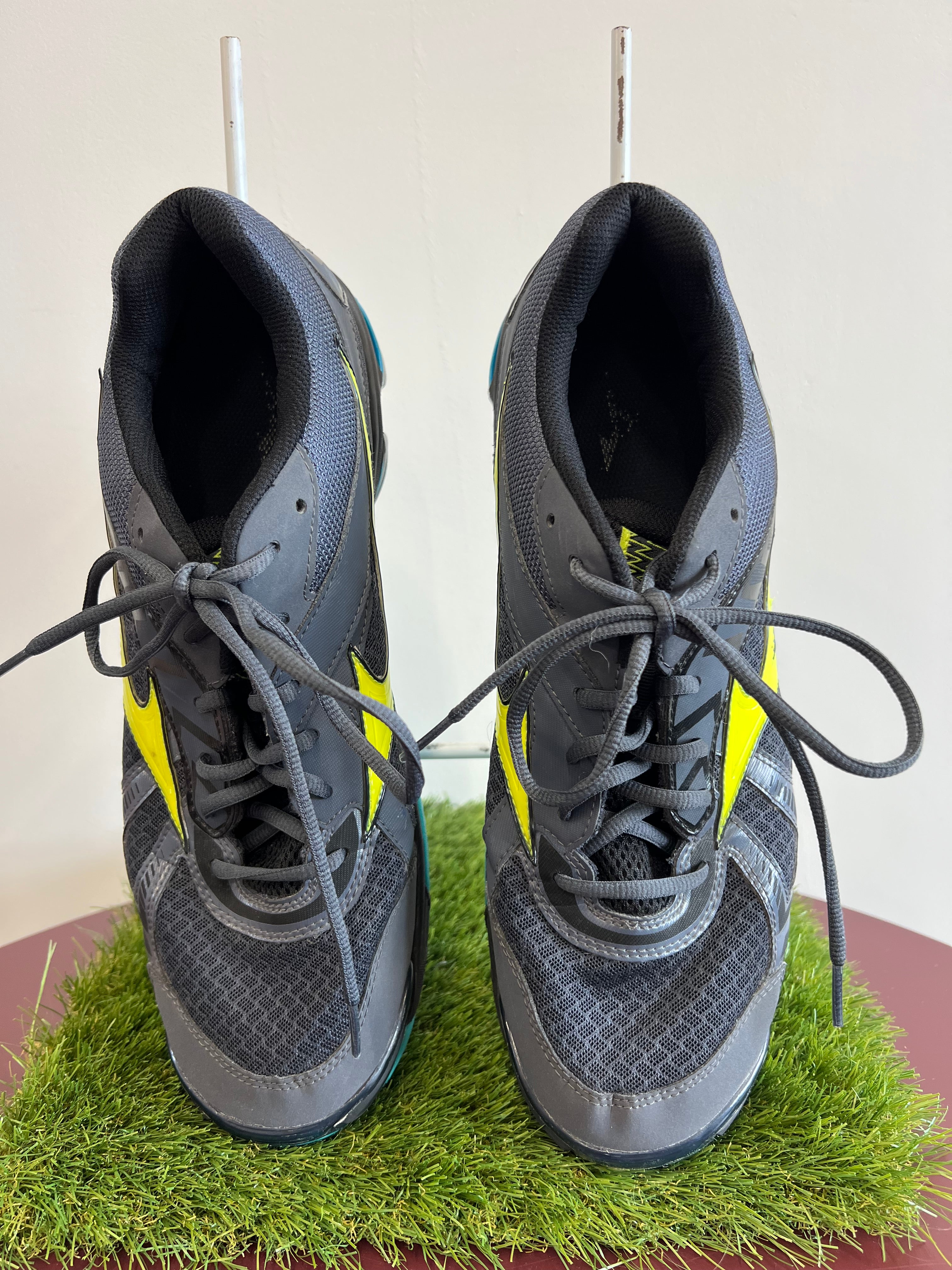 Top view of Mizuno Wave Bolt 7 trainers showing grey mesh and yellow wave accent with black laces