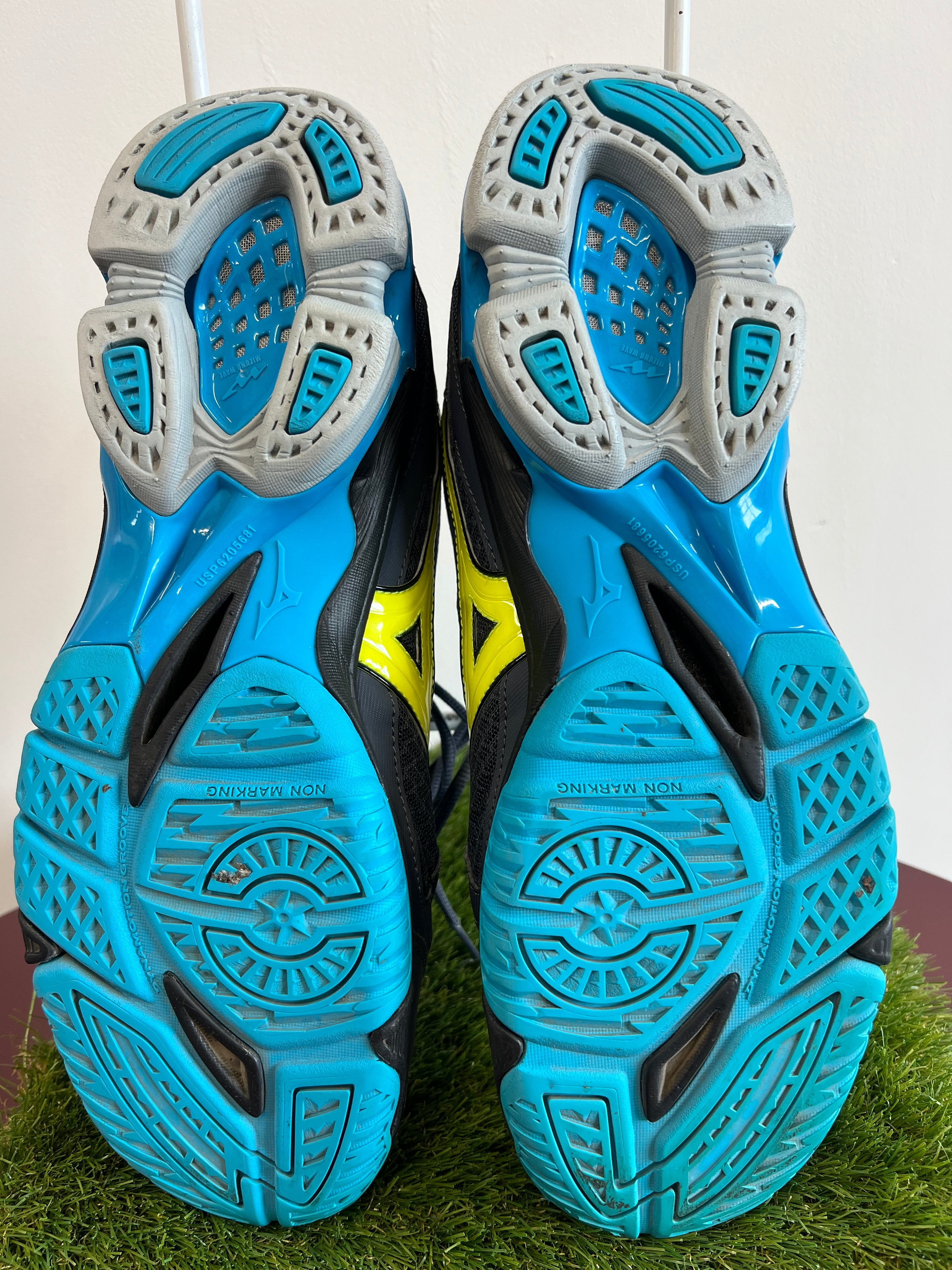 Sole of Mizuno Wave Bolt 7 trainers highlighting blue and grey traction pads and tread pattern