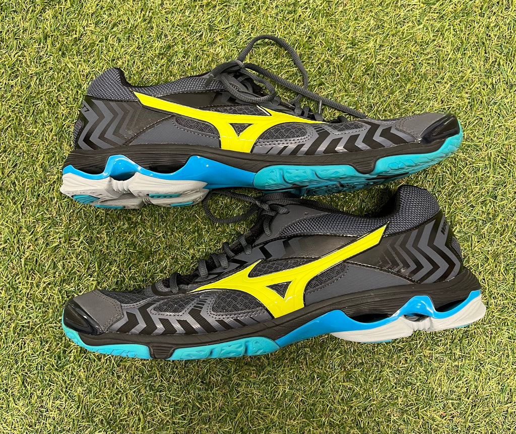 Side profile of Mizuno Wave Bolt 7 trainers showing chevron patterns on heel and detailed sole