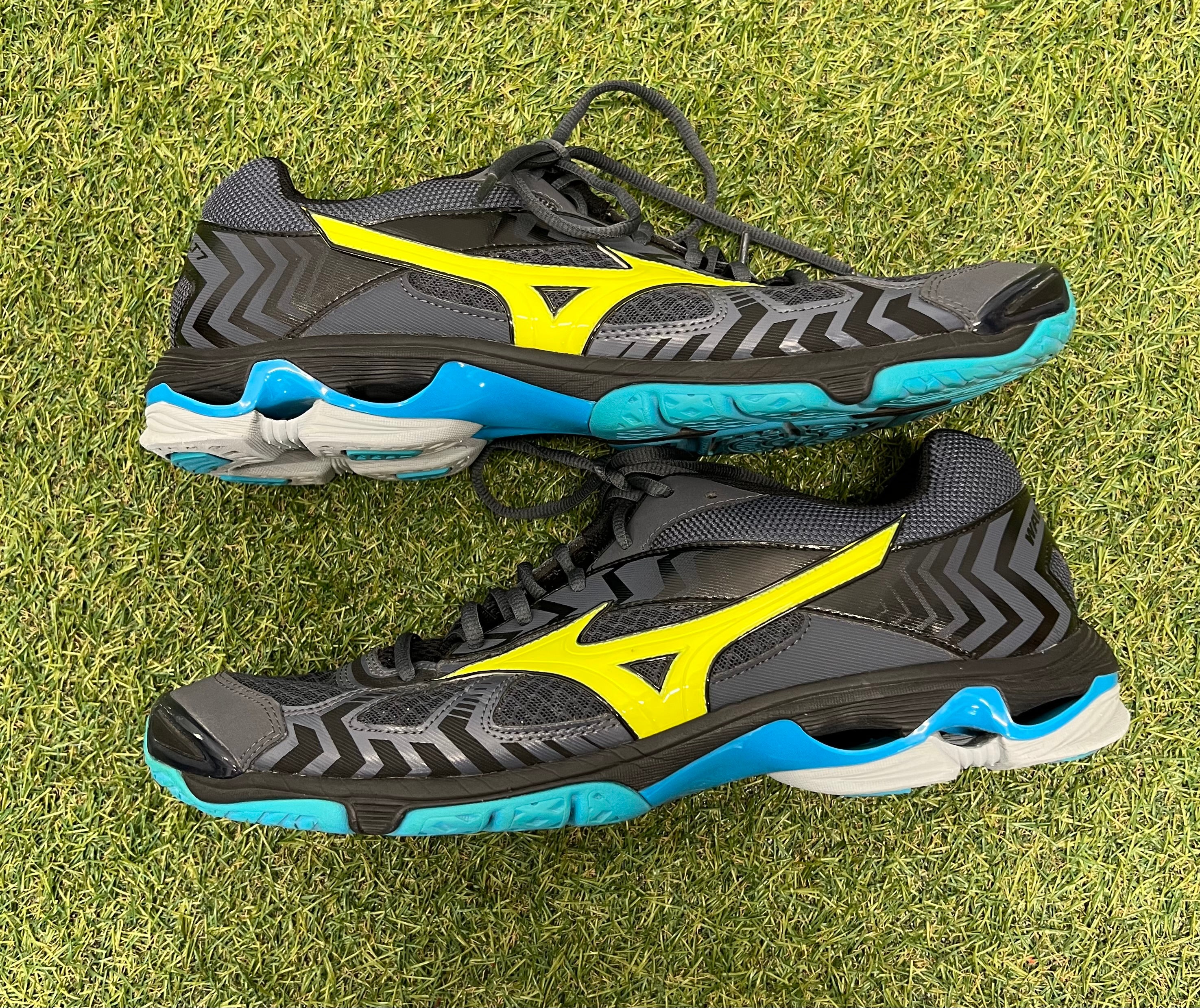 Side profile of Mizuno Wave Bolt 7 trainers showing chevron patterns on heel and detailed sole