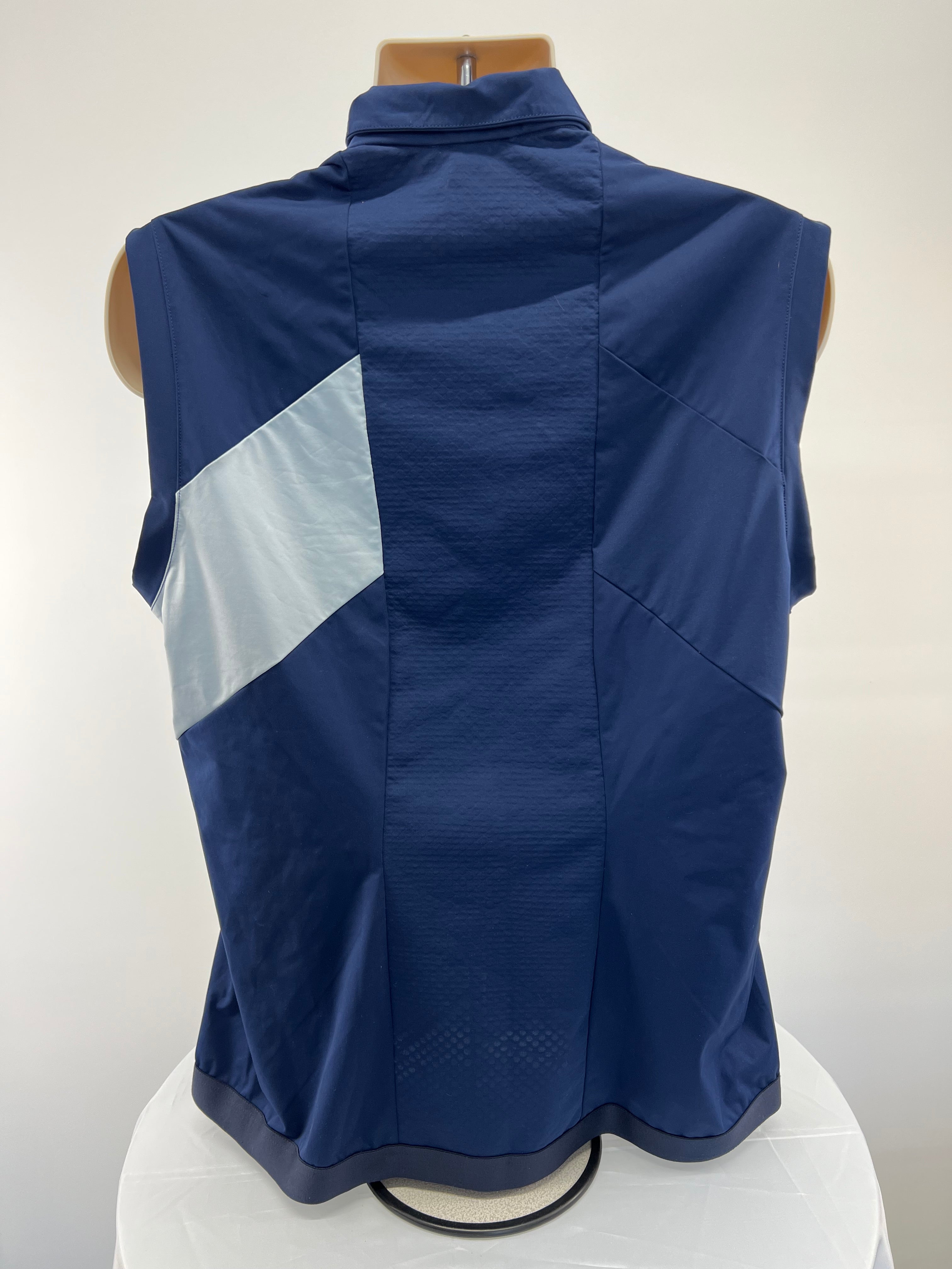Back view of navy gilet featuring light grey panel and ventilated fabric