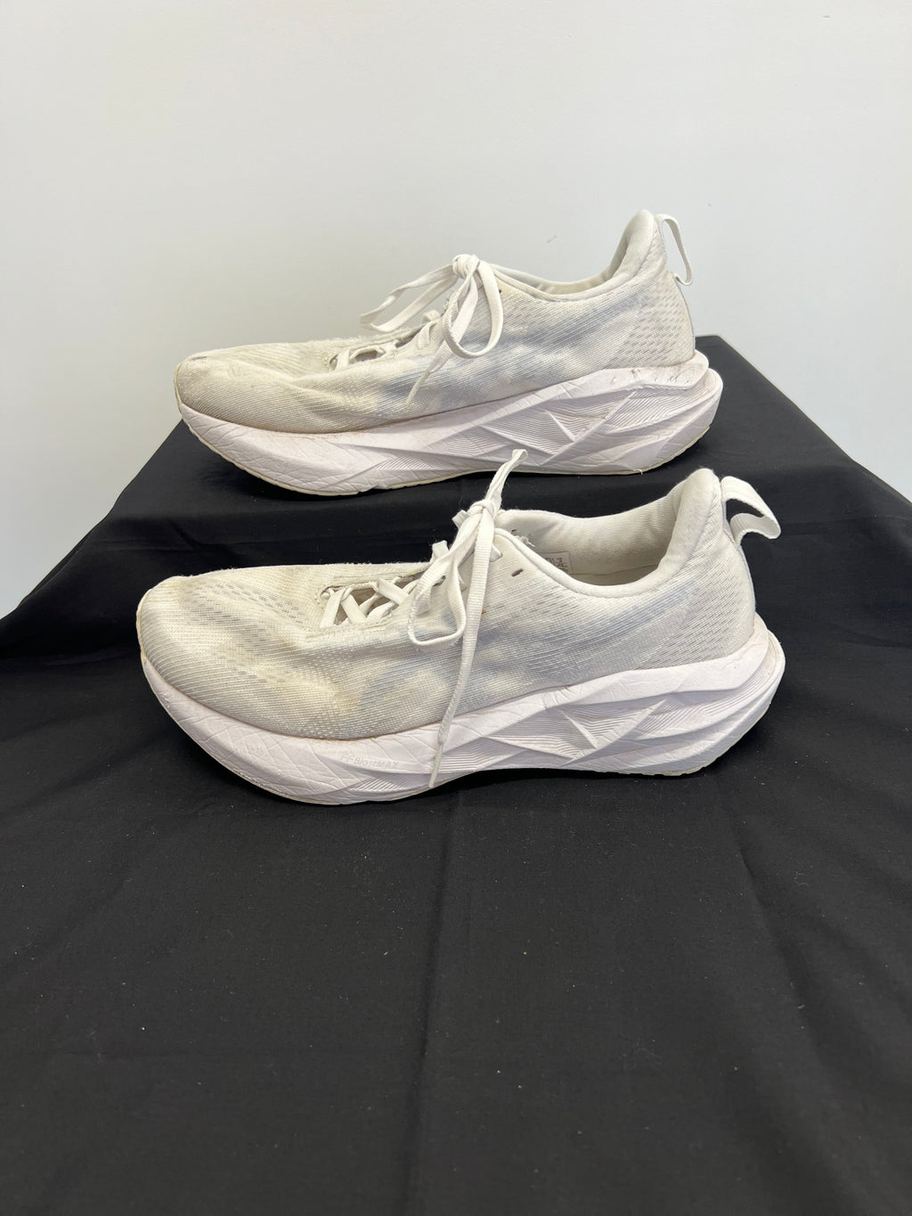 Opposite side view of Asics Novablast 5 running trainers showing sleek design