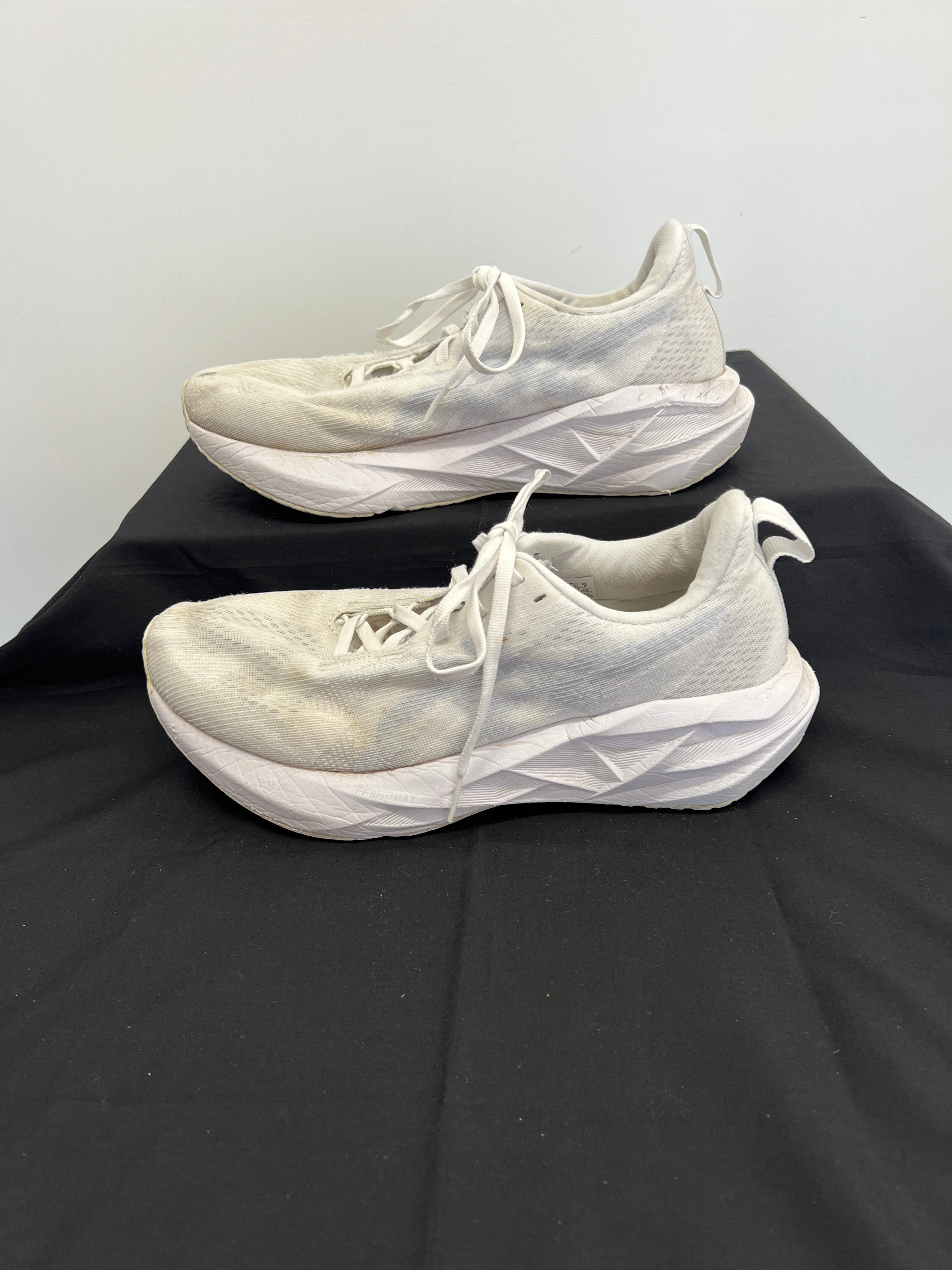 Opposite side view of Asics Novablast 5 running trainers showing sleek design