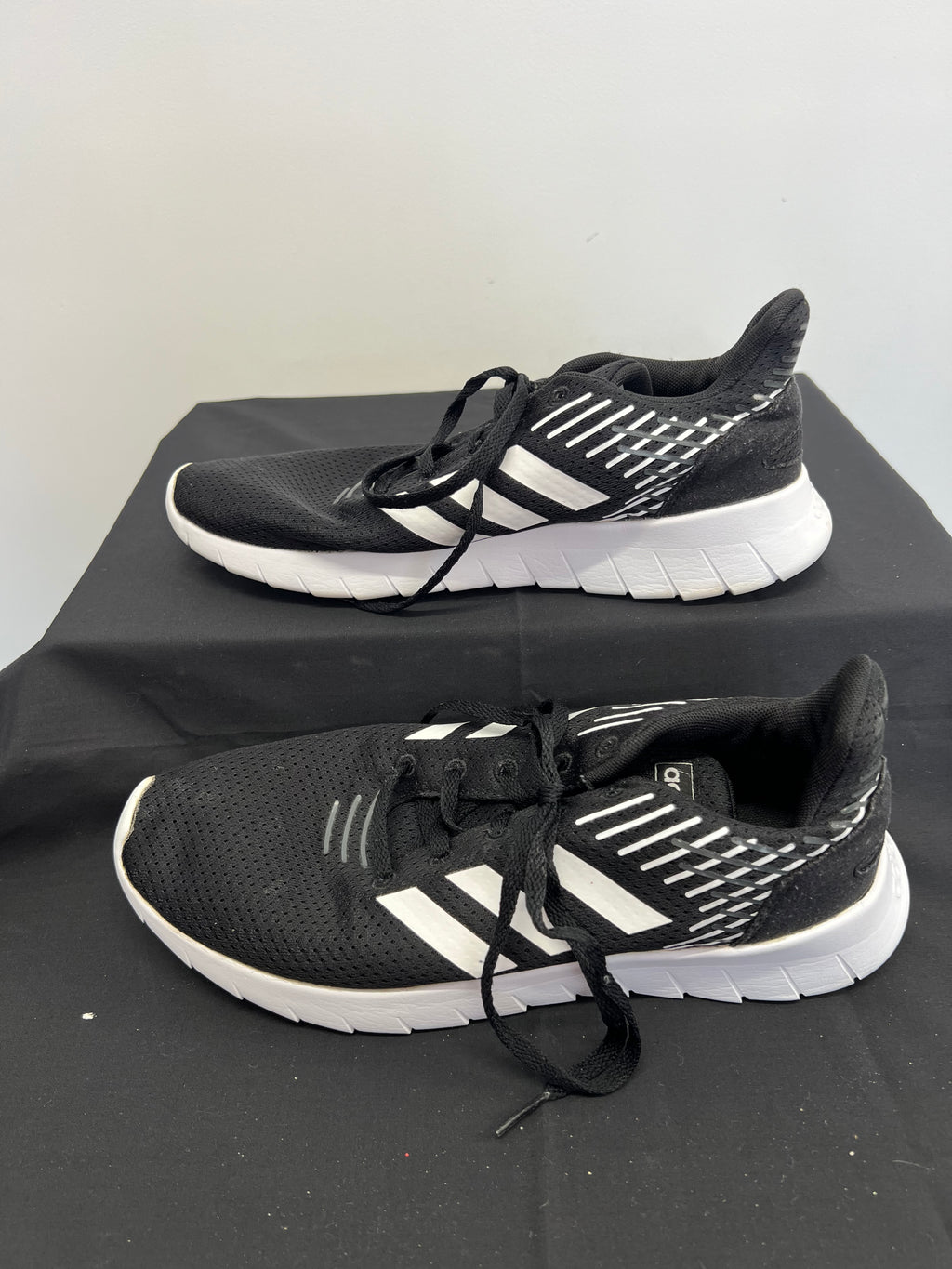 Opposite side view of Adidas Asweerun running trainers highlighting design and laces