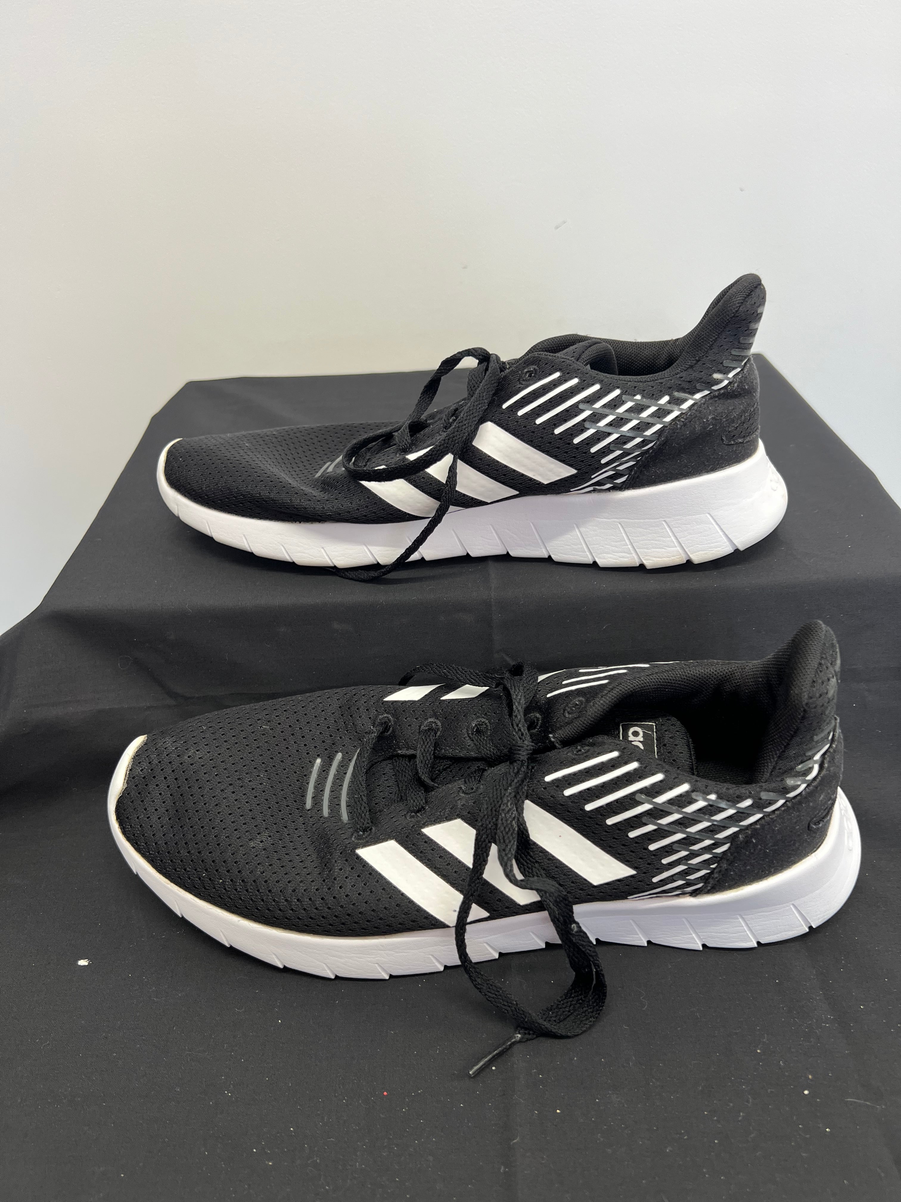 Opposite side view of Adidas Asweerun running trainers highlighting design and laces