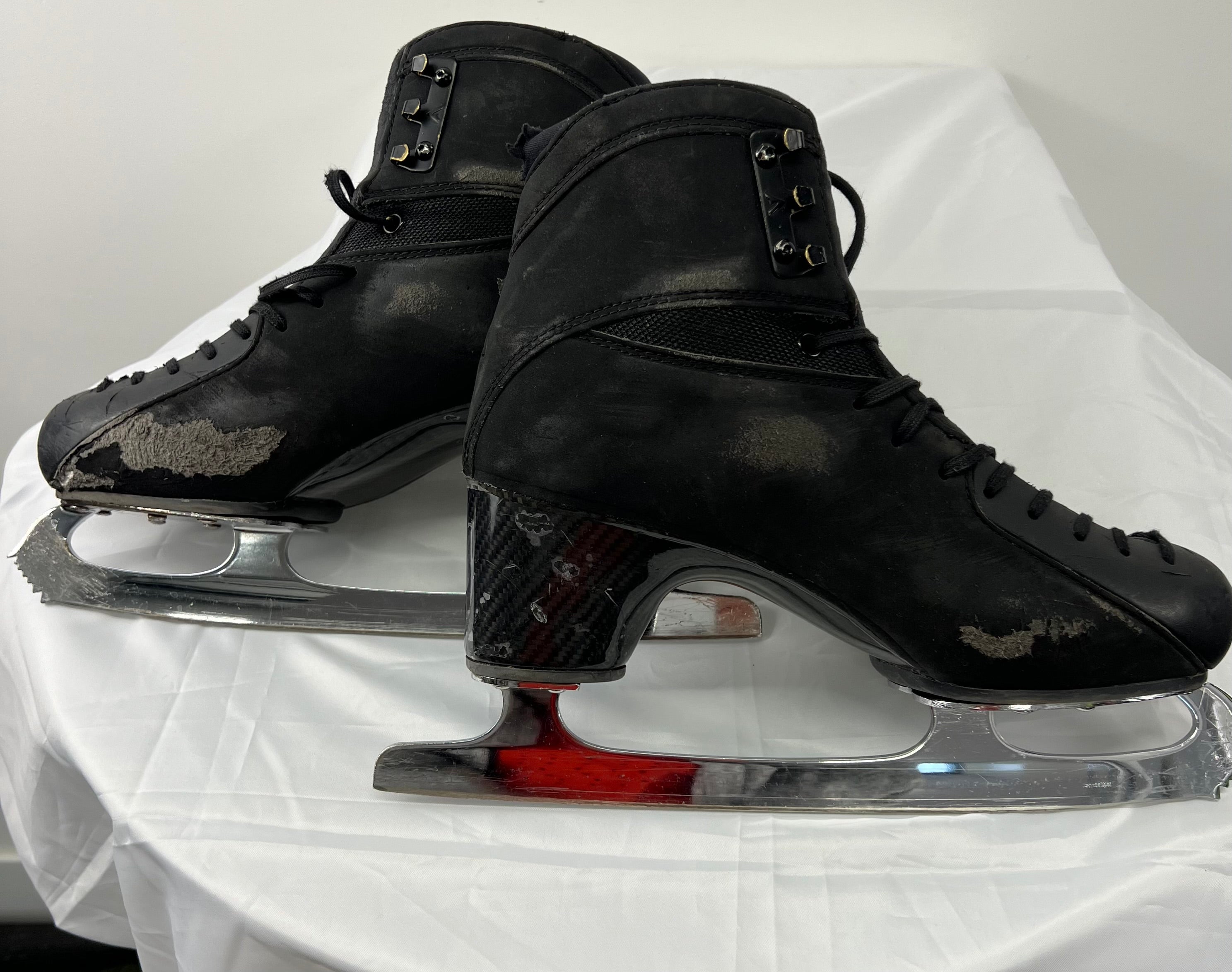 Another side angle of Aura SKY 200 boots illustrating blade attachment and wear on boot surface