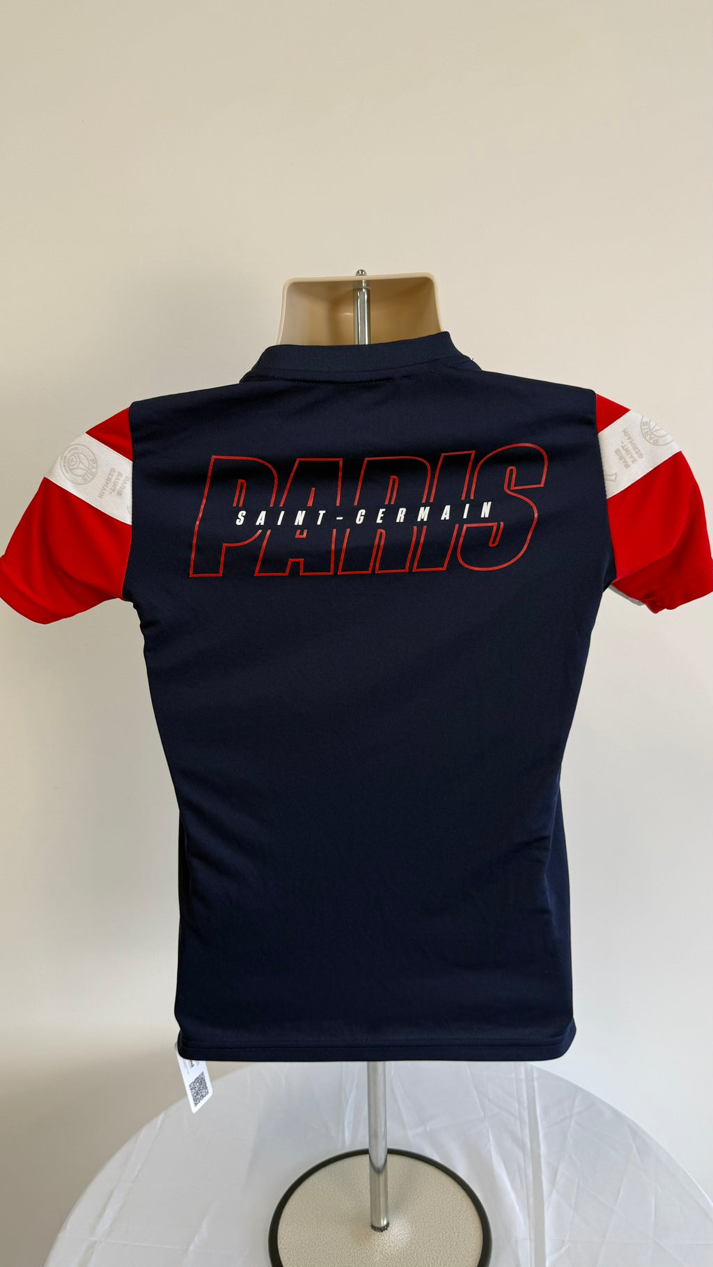 Back view of PSG kids t-shirt with large PARIS SAINT-GERMAIN lettering