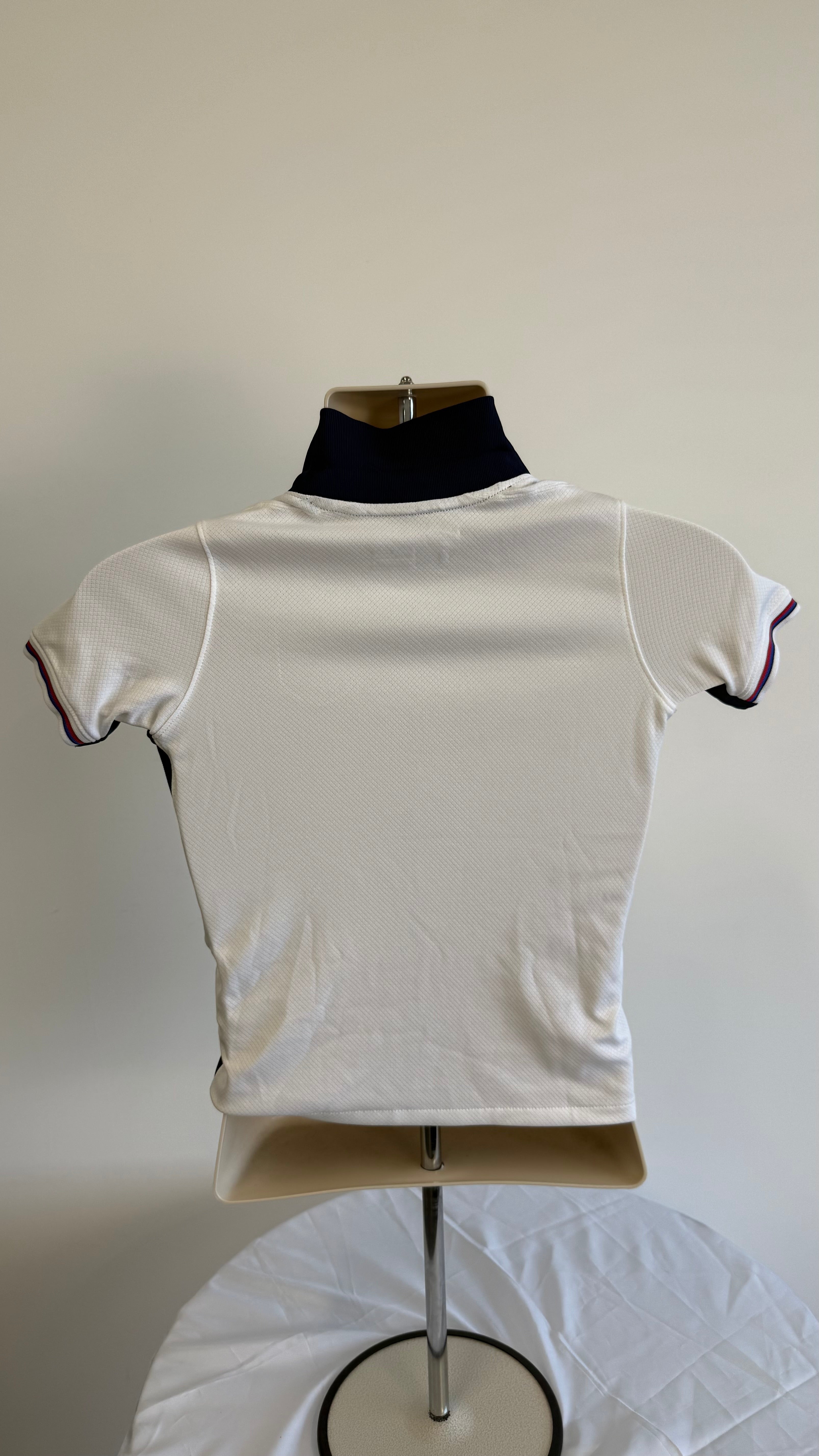 Back of kids England Nike football shirt showing navy collar