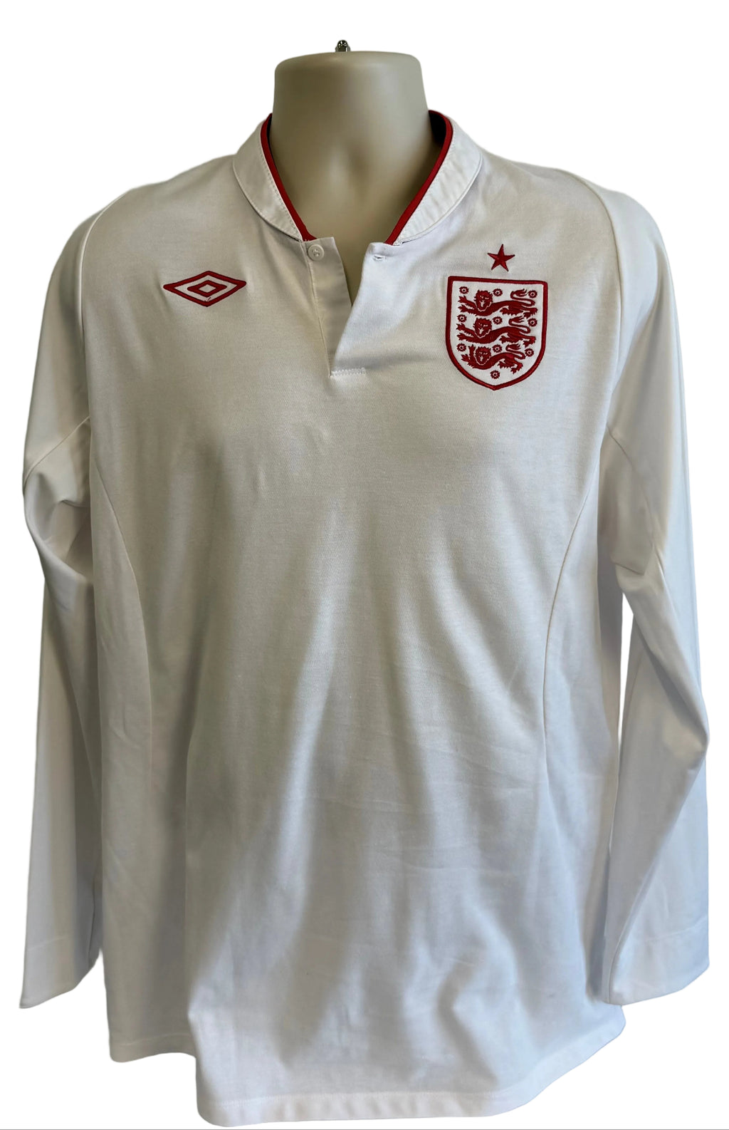 Front view of Umbro England long sleeve football shirt in white XL