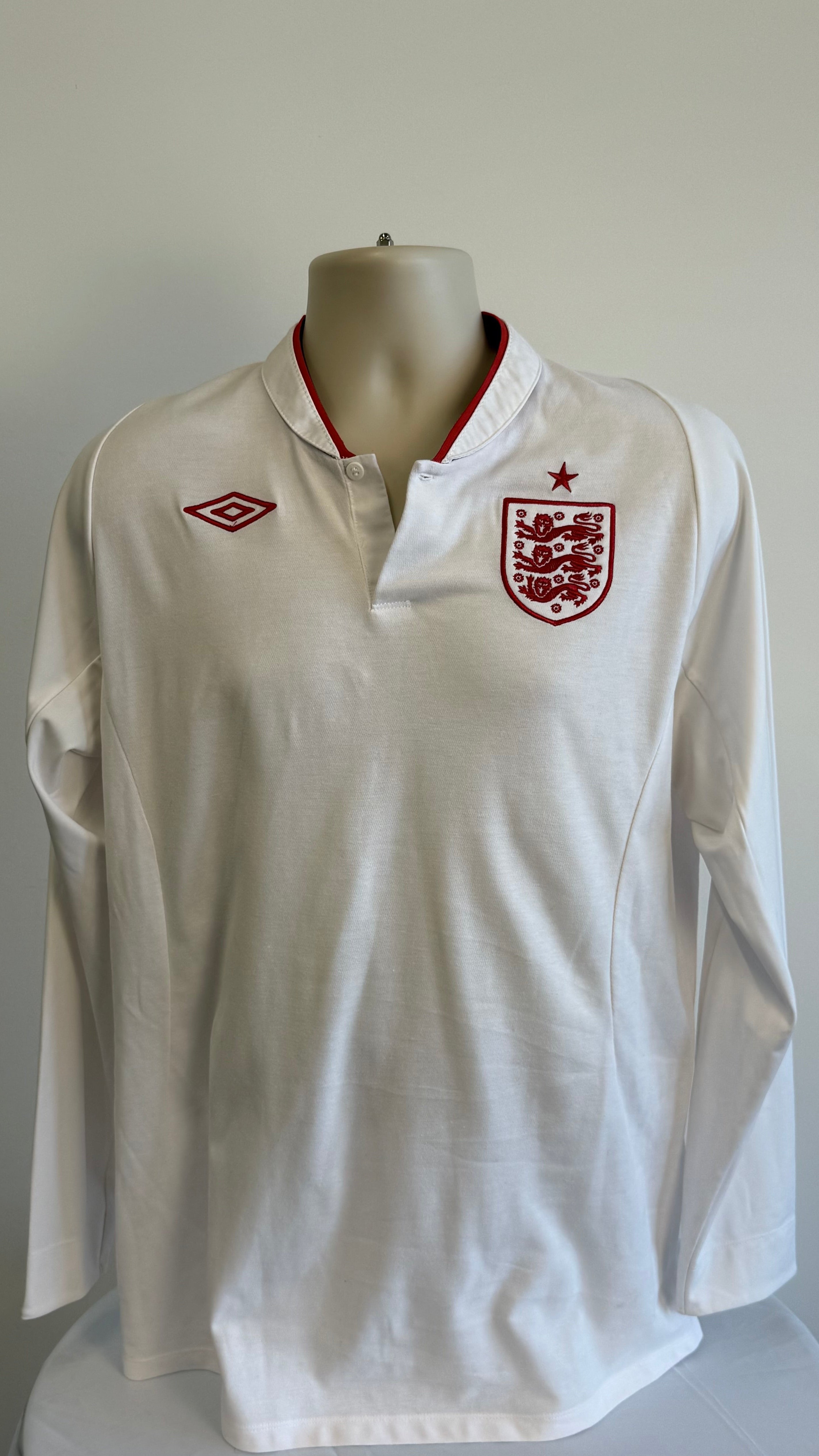Front view of Umbro England long sleeve football shirt in white XL