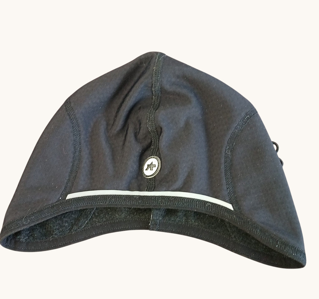Used black Assos cycling cap with reflective stripe and logo, size I. Designed for performance and warmth.