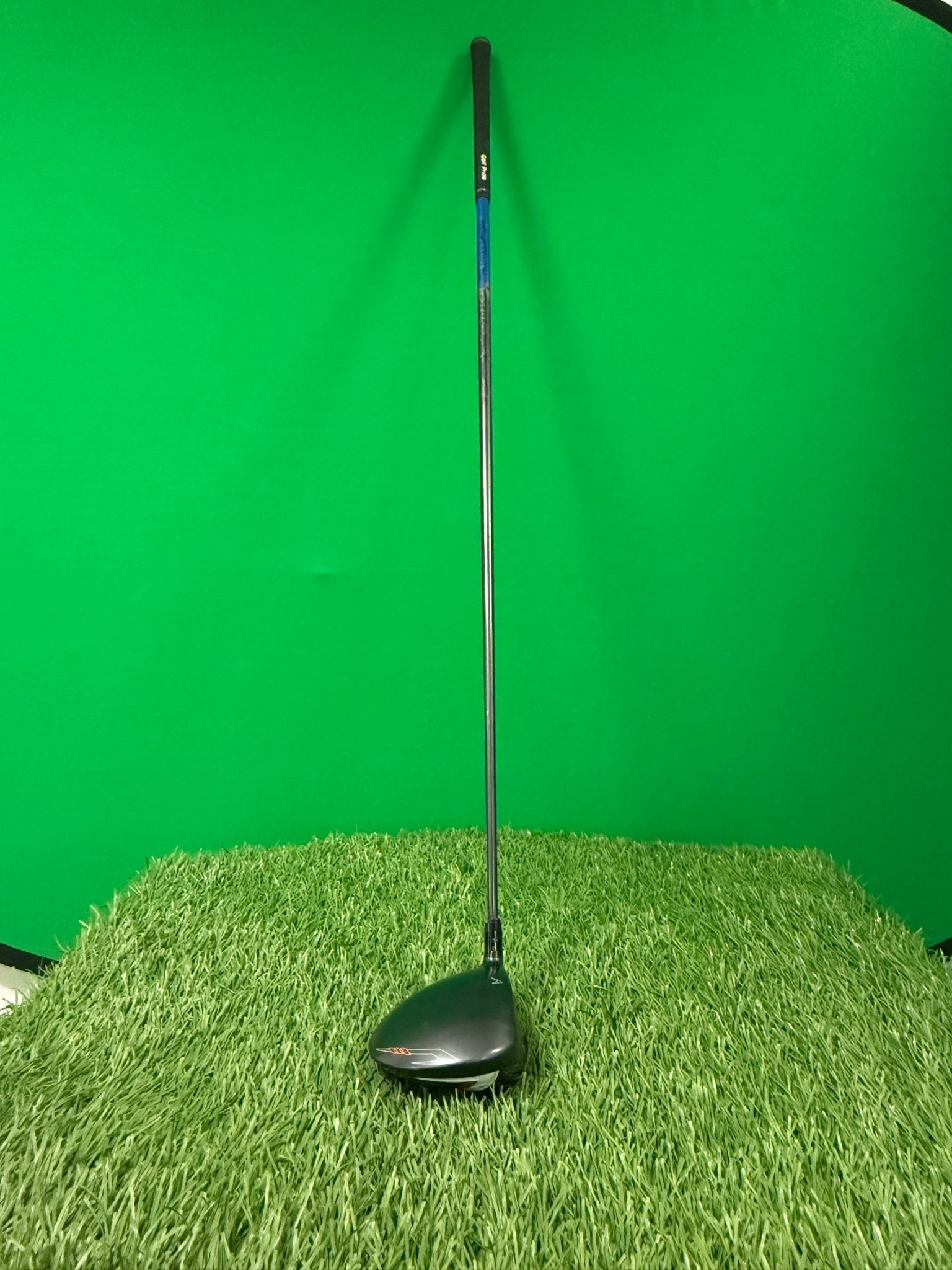 Callaway X2 HOT Driver golf club standing upright on artificial grass with green background
