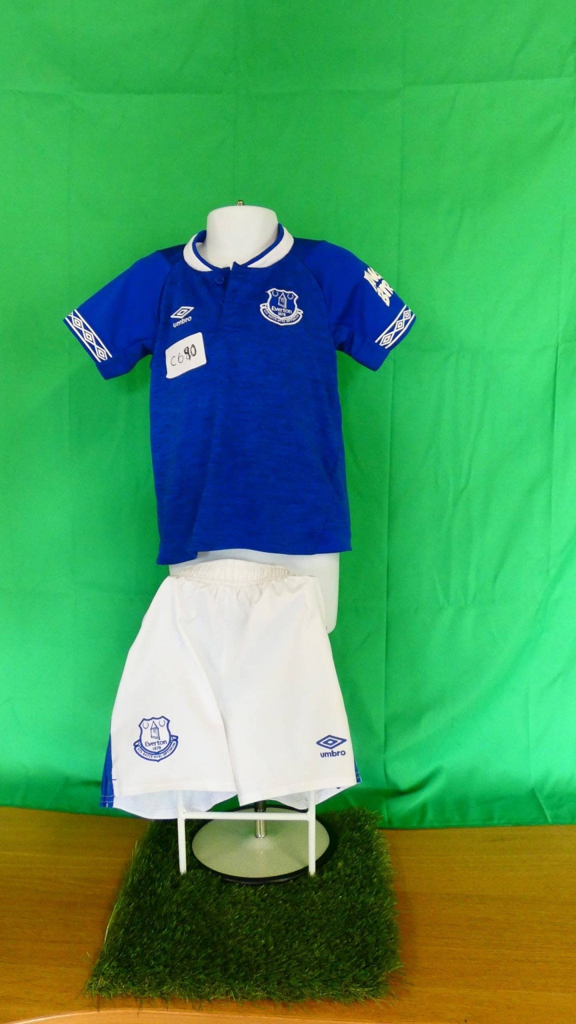 Kids Everton Walcott Football Kit 4 - 5 years - kitround kitround product