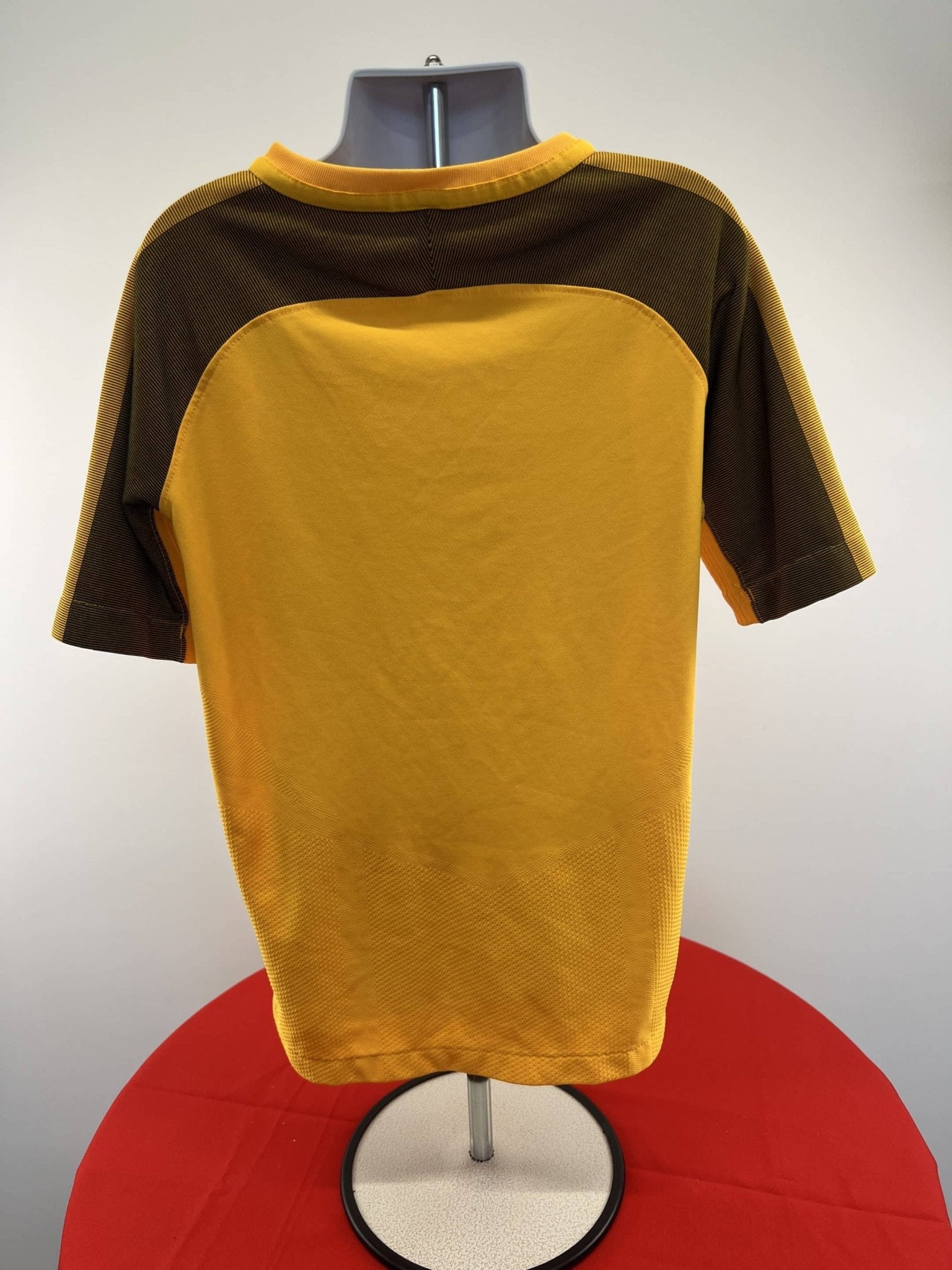 Kid’s Nike Yellow Football Shirt. Age 10 - 12 years - kitround kitround product