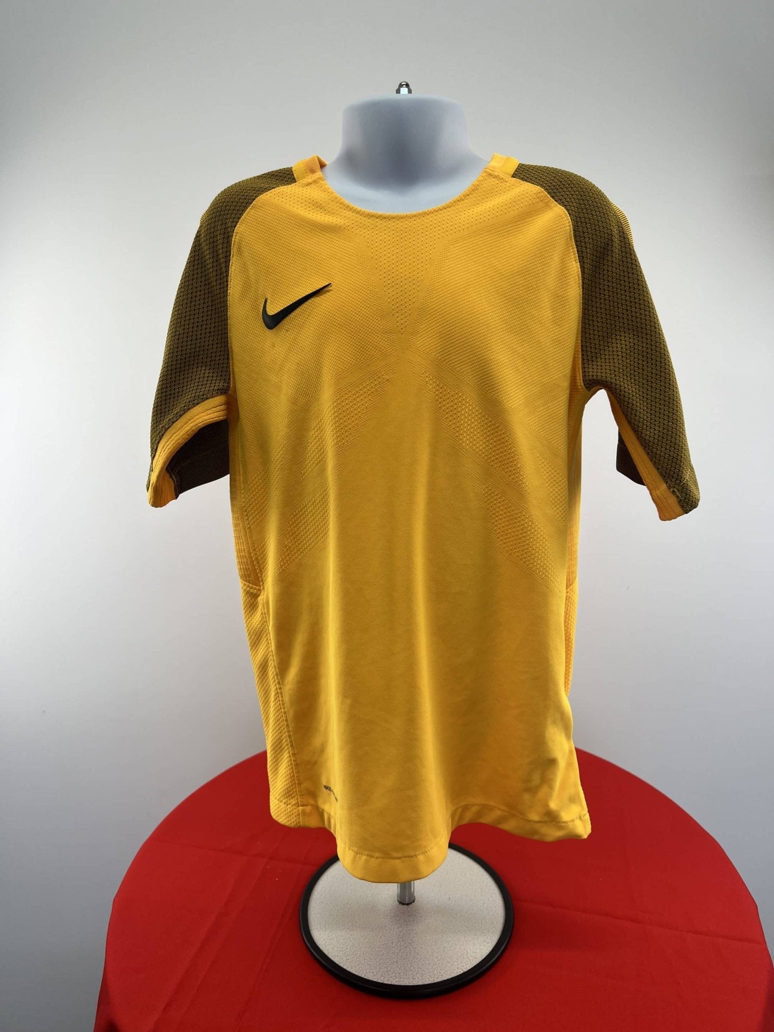 Kid’s Nike Yellow Football Shirt. Age 10 - 12 years - kitround kitround product