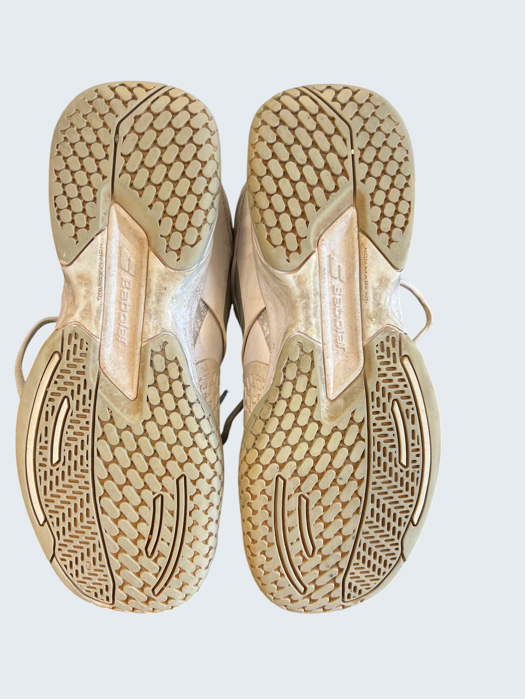 kitround Babolat Propulse All Court Wimbledon junior tennis shoes in white and light beige with non-marking rubber soles.