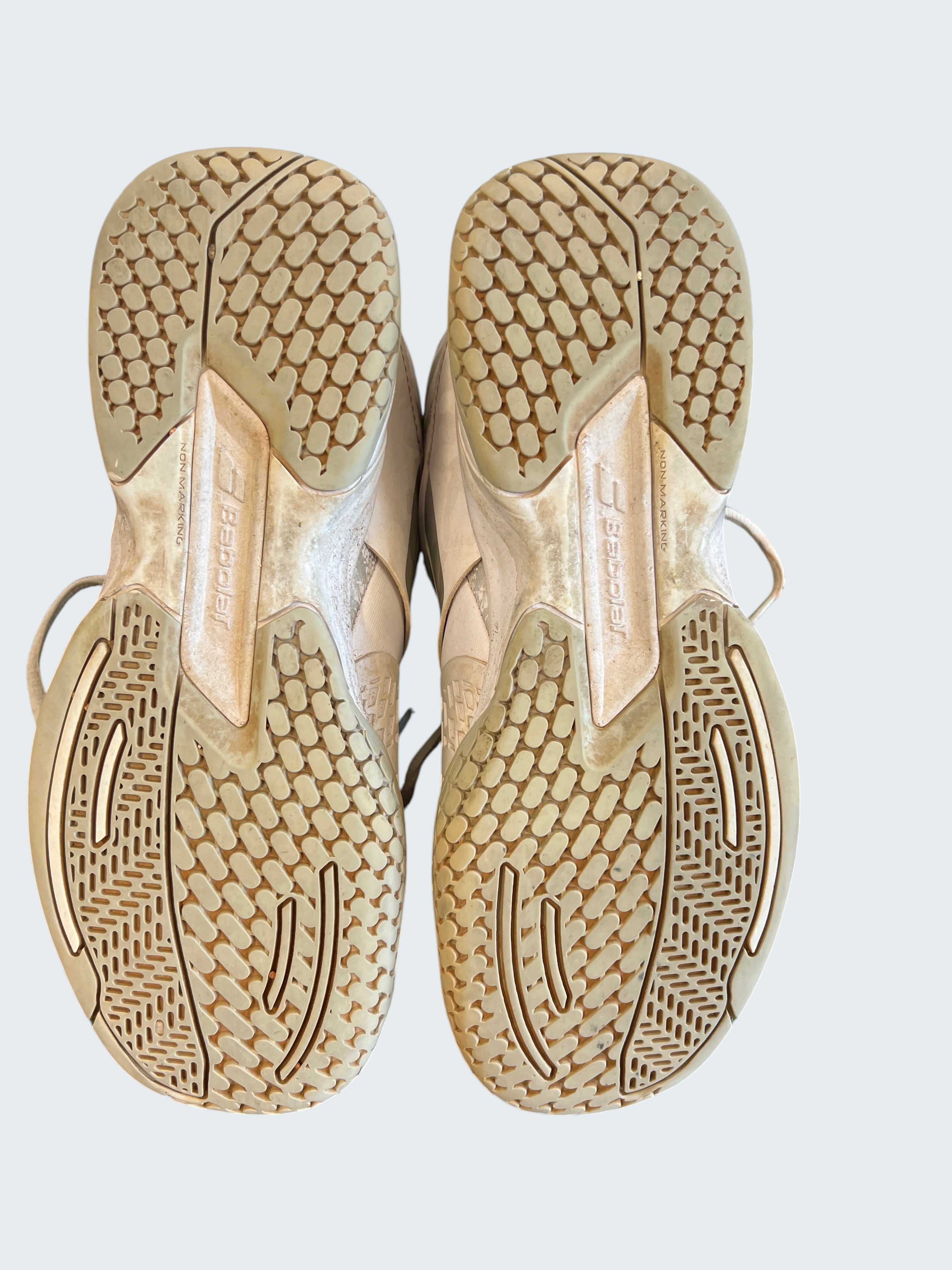 kitround Babolat Propulse All Court Wimbledon junior tennis shoes in white and light beige with non-marking rubber soles.