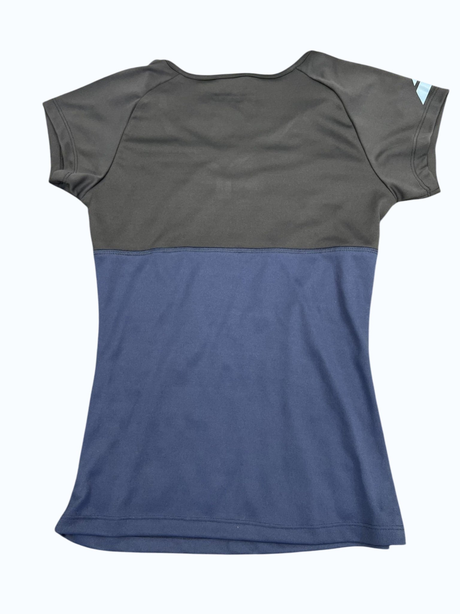 kitround Women's Babolat black and blue short-sleeve tennis t-shirt with light blue accents on sleeve.