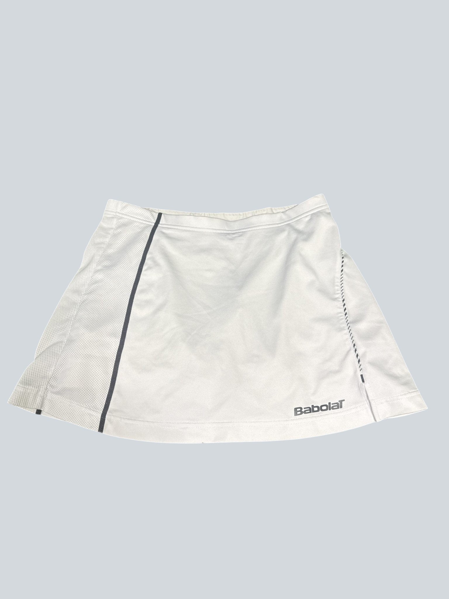 kitround Babolat white tennis skirt with black accents, lightweight and breathable fabric for athletic fit.