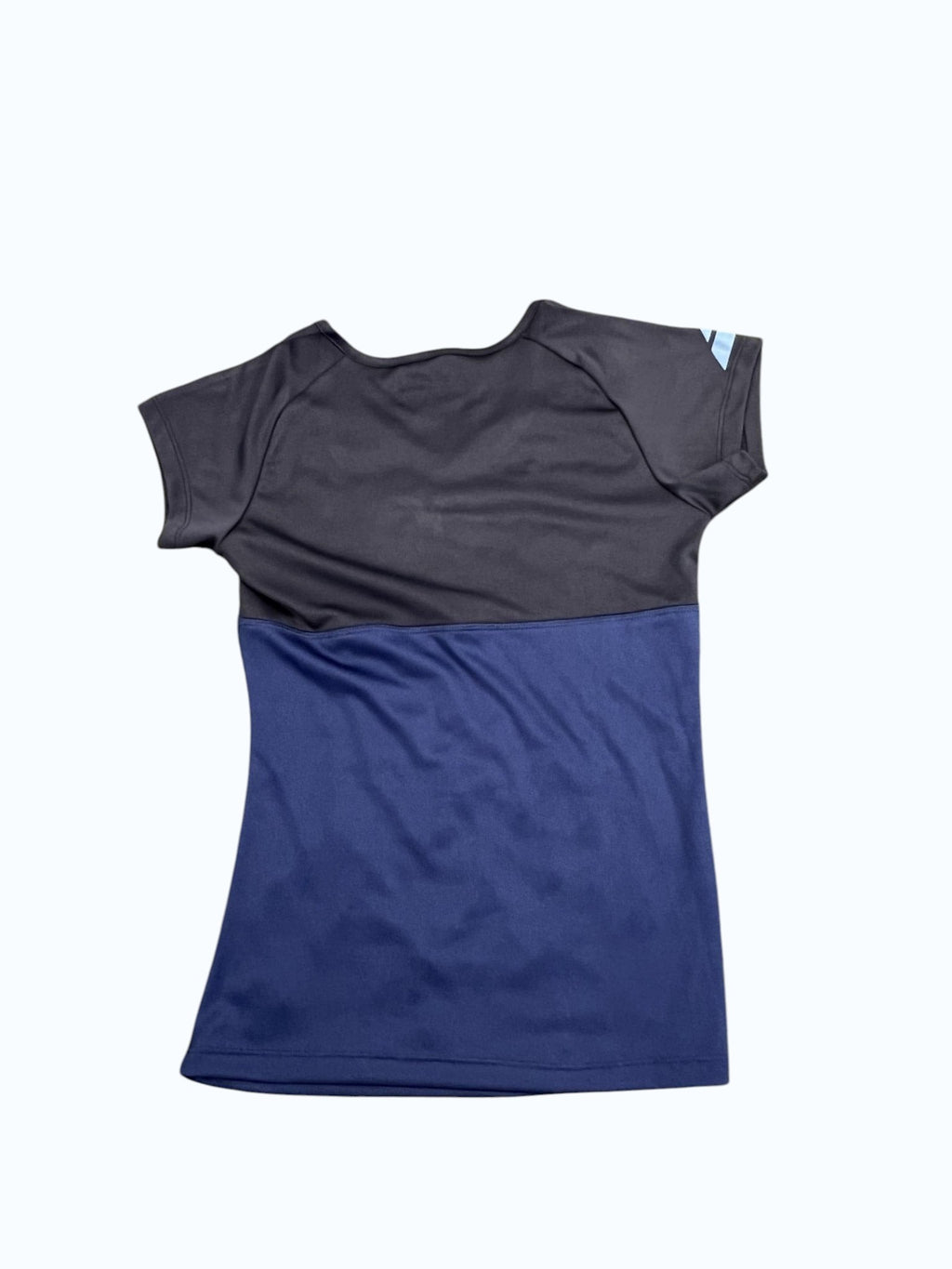 kitround Babolat women's dark blue short sleeve moisture-wicking tennis t-shirt with light blue accents on sleeves.