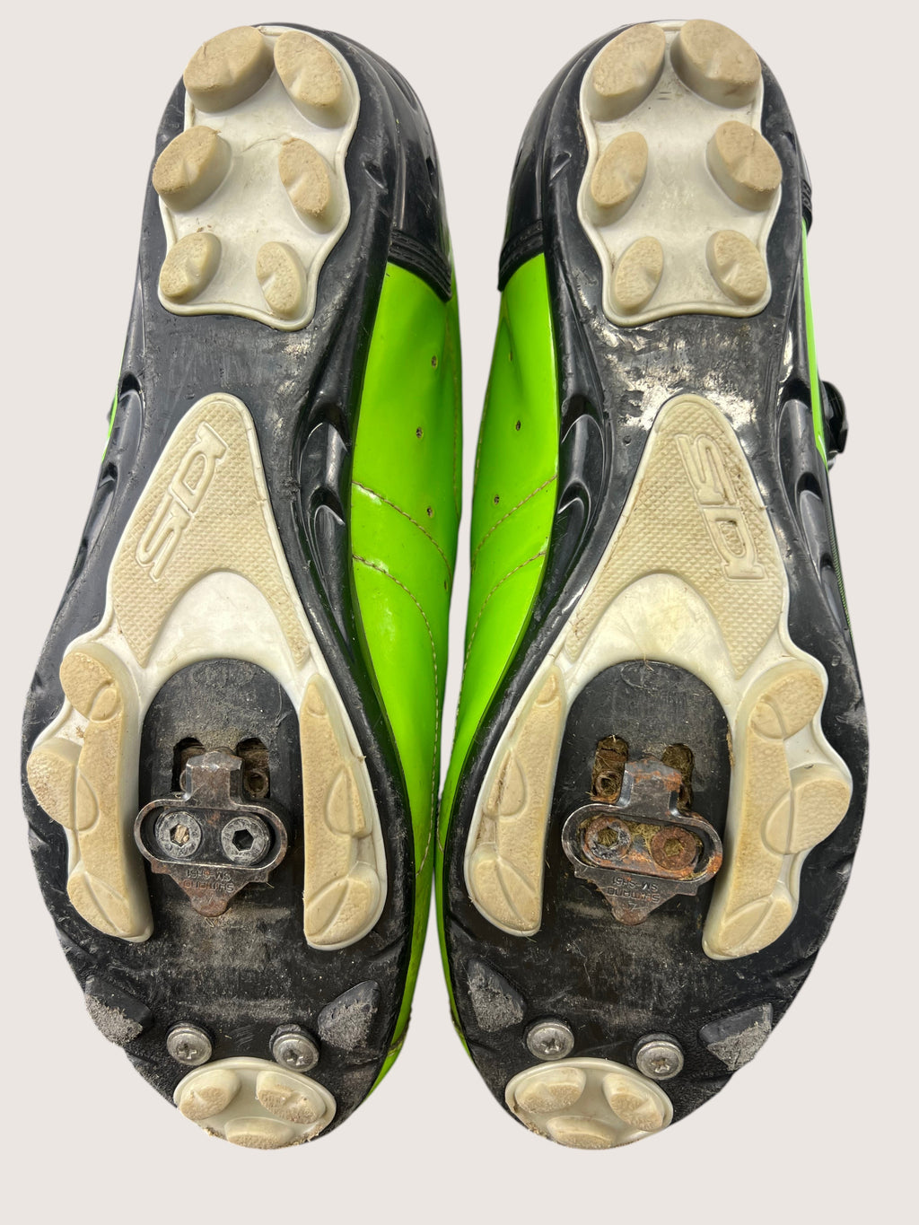 kitround vivid green synthetic cycling shoes with adjustable closure system and cleat compatibility