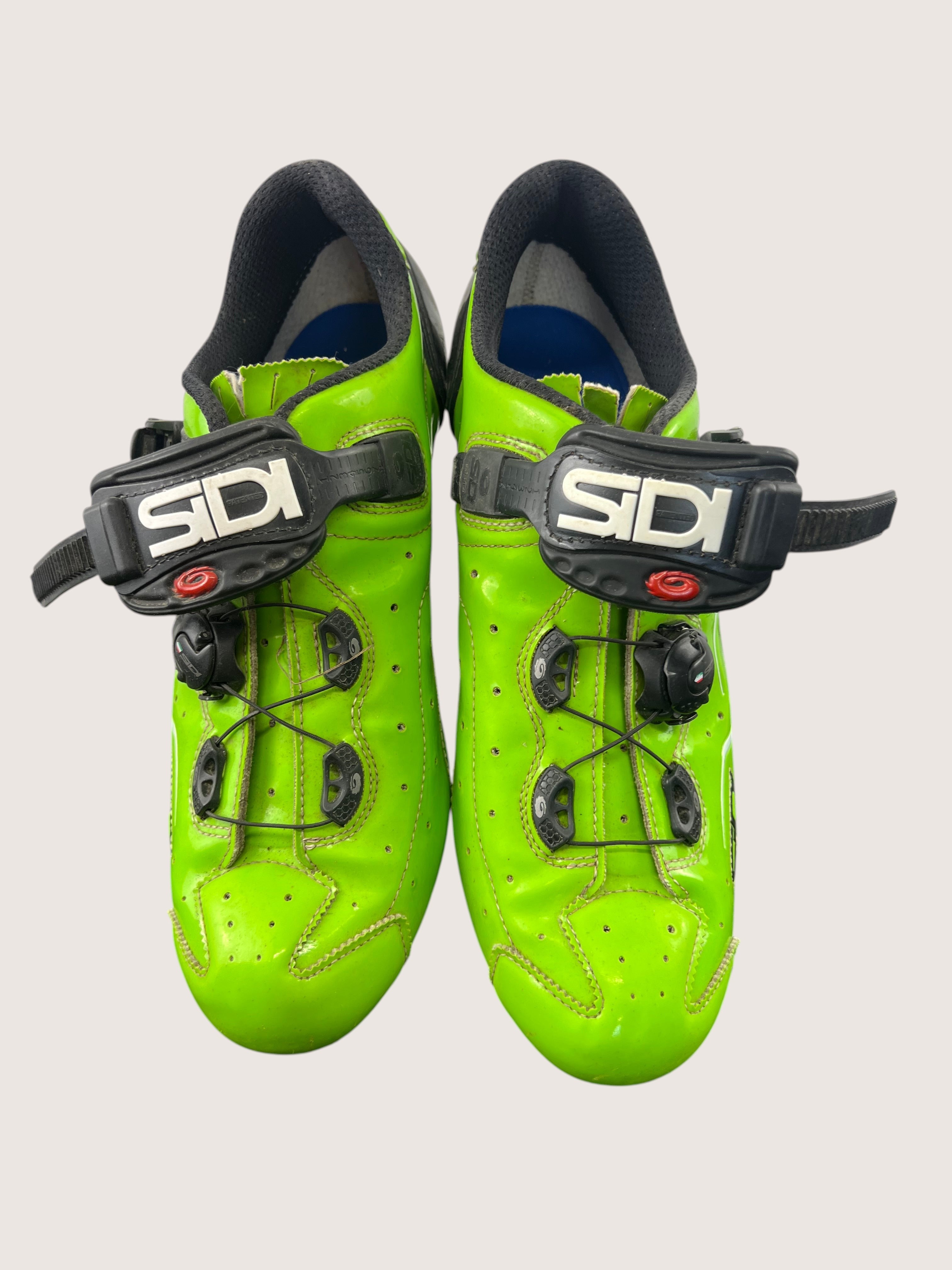kitround green synthetic cycling shoes with adjustable closure system and ventilation perforations