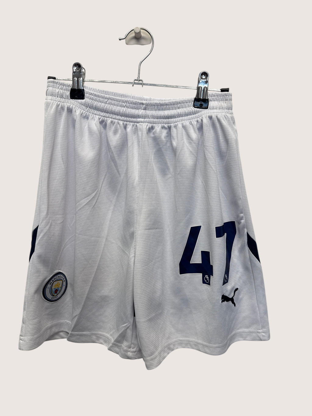 kitround white Manchester City football shorts featuring Phil Foden number 47, Puma logo, and club crest.