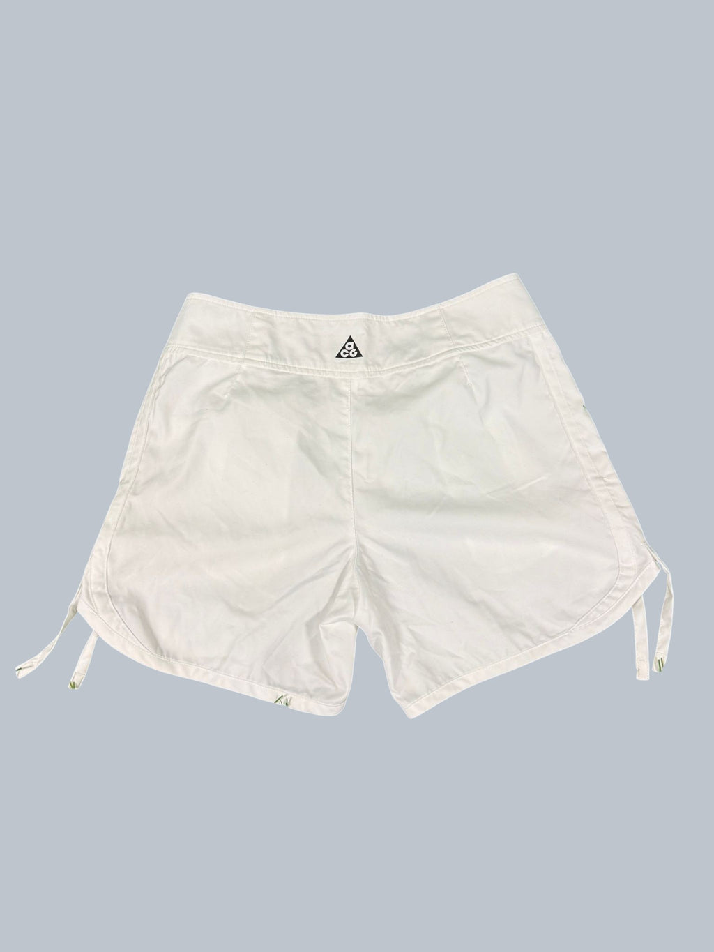 kitround Nike ACG women's white tennis shorts with adjustable hem drawstrings and side zip pocket. Size 6.