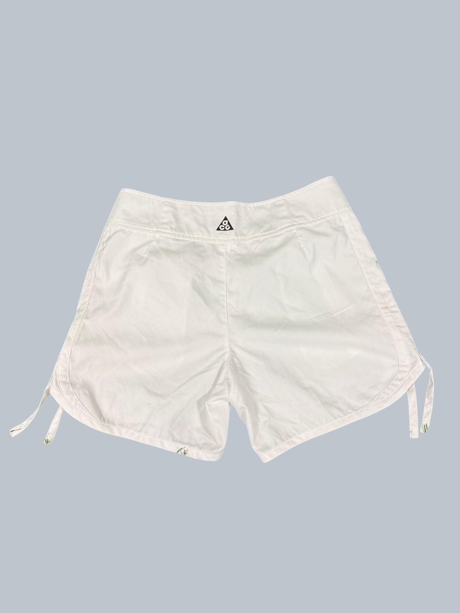 kitround Nike ACG women's white tennis shorts with adjustable hem drawstrings and side zip pocket. Size 6.