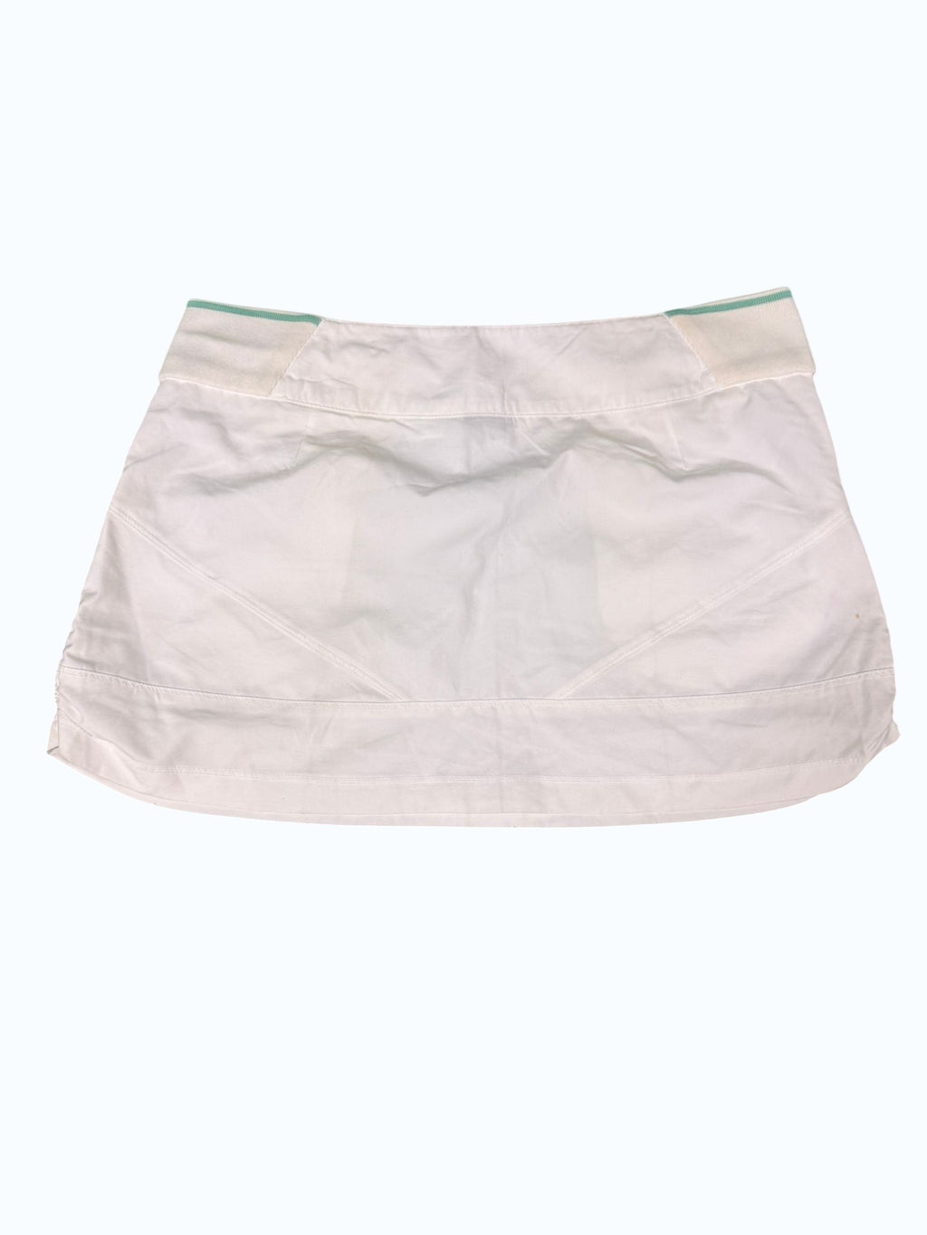 Kitround Nike white tennis skirt with green trim waistband and side pockets. Lightweight, breathable fabric for comfort and movement.