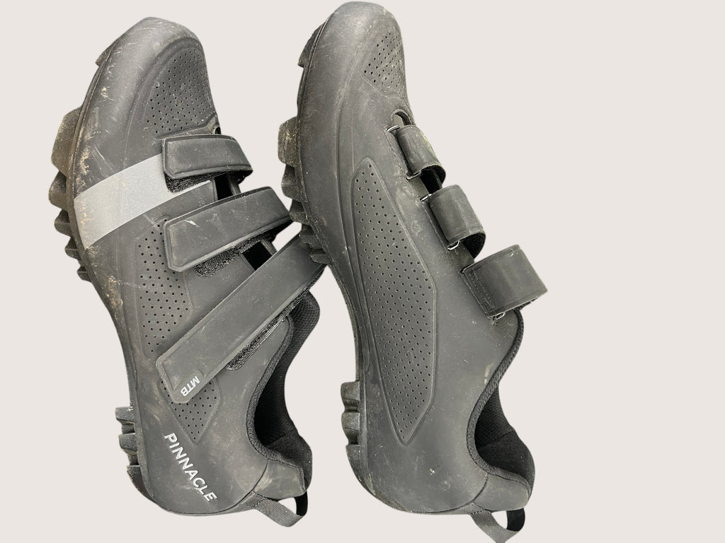 kitround Pinnacle black synthetic mountain bike cycling shoes with triple velcro straps and ventilation holes.