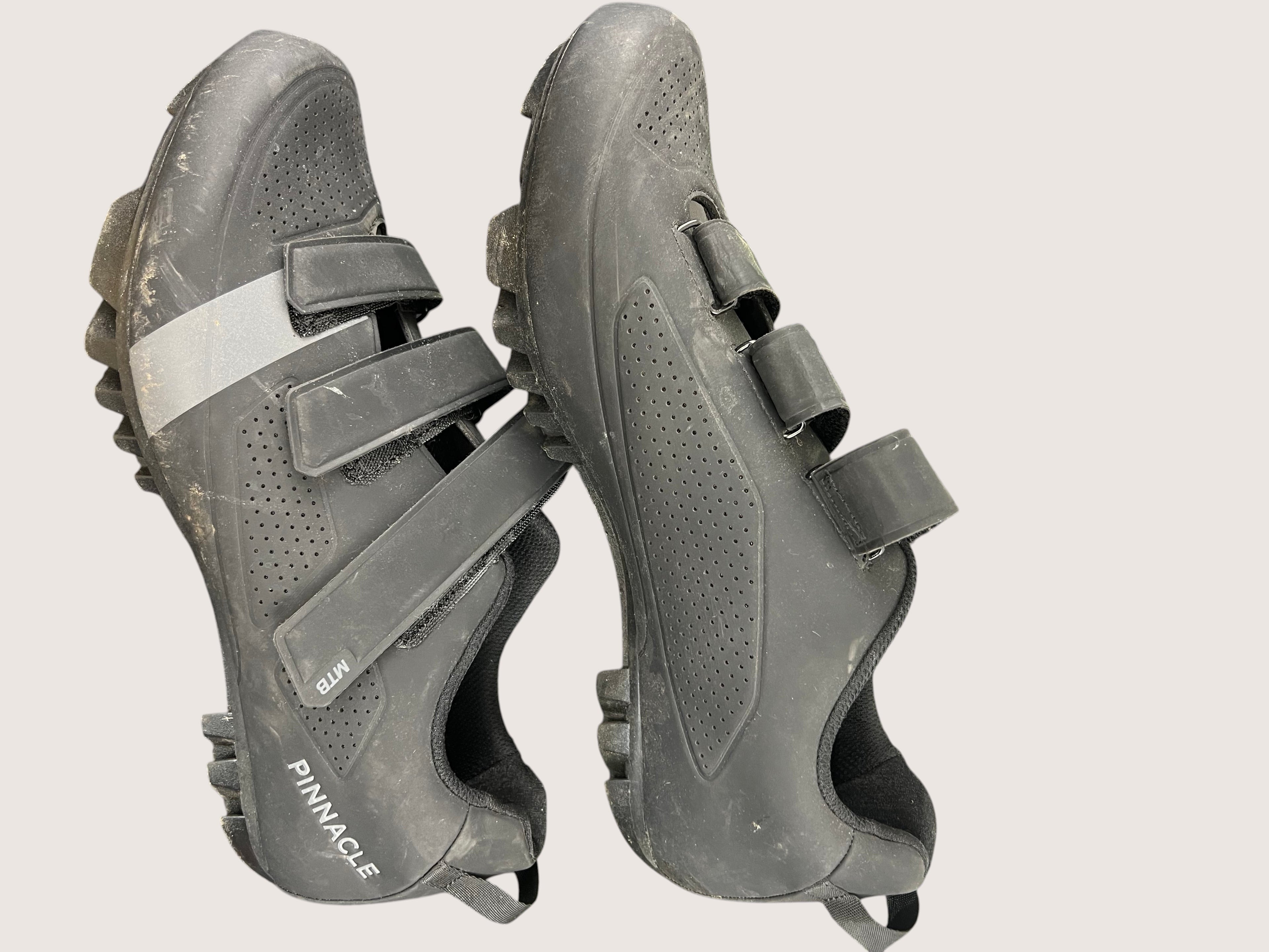 kitround Pinnacle black synthetic mountain bike cycling shoes with triple velcro straps and ventilation holes.
