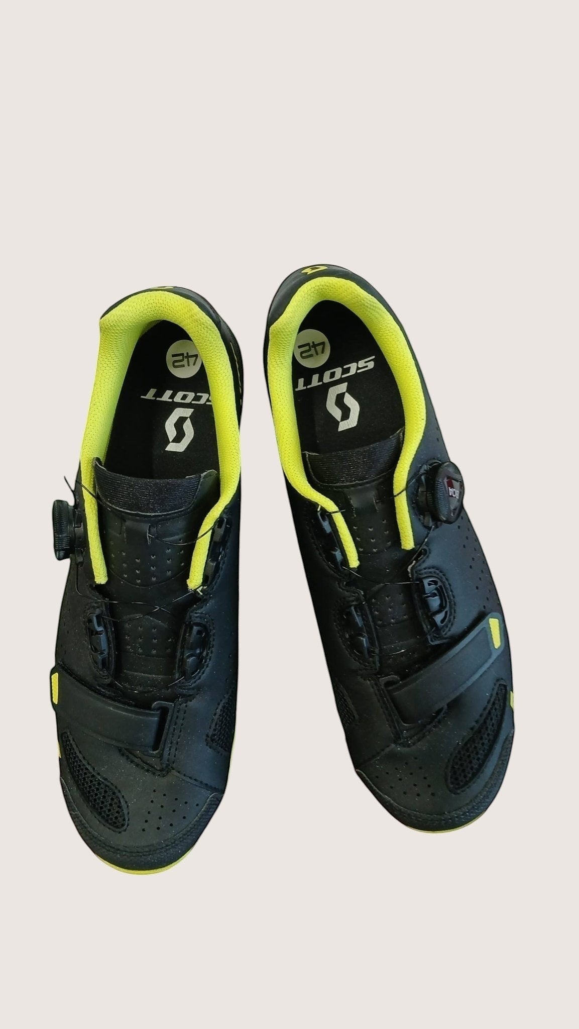 Scott cycling shoes in matte black with sulphur yellow accents, size 42, featuring Boa Fit System L6 and ventilation holes.