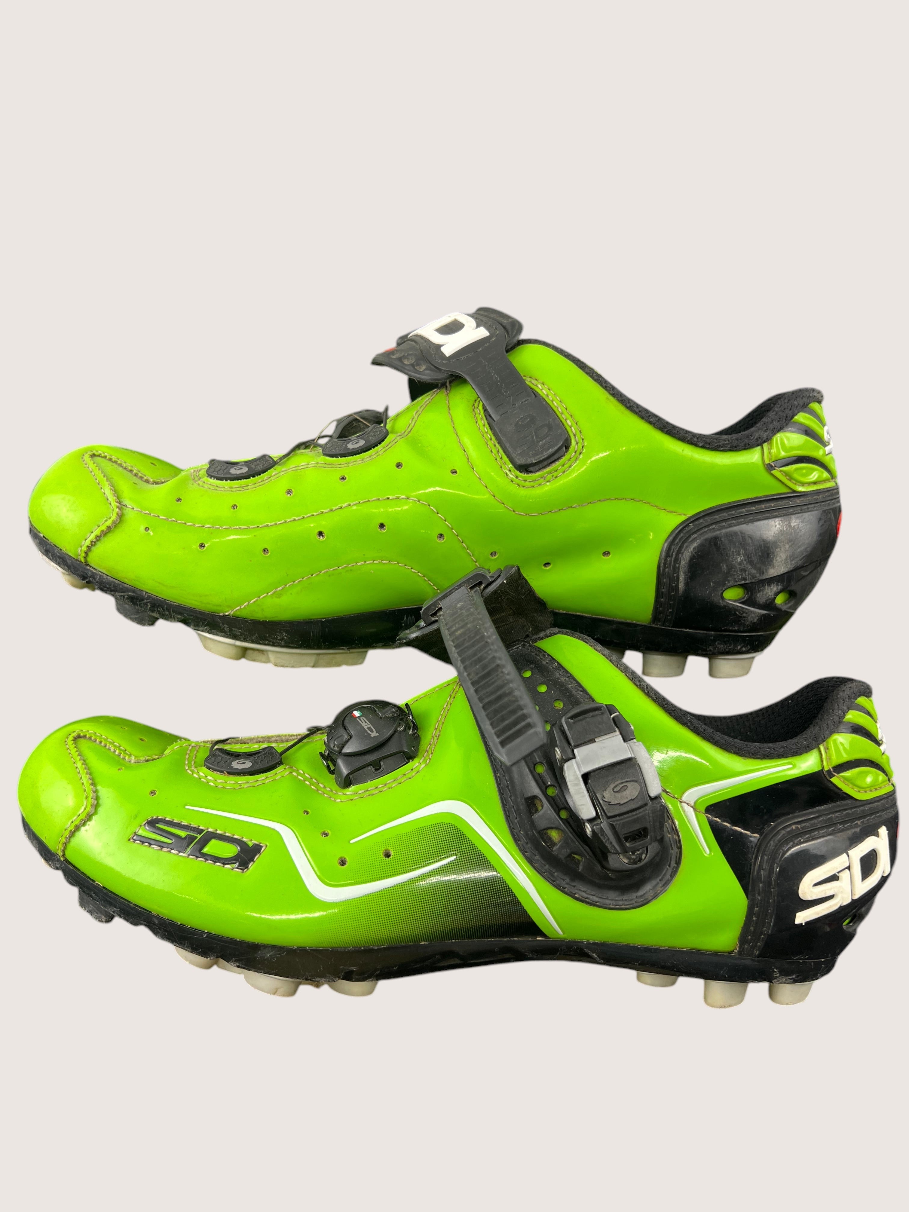 kitround SiDi cycling shoes in vivid green synthetic material with adjustable closure system and ventilation perforations.