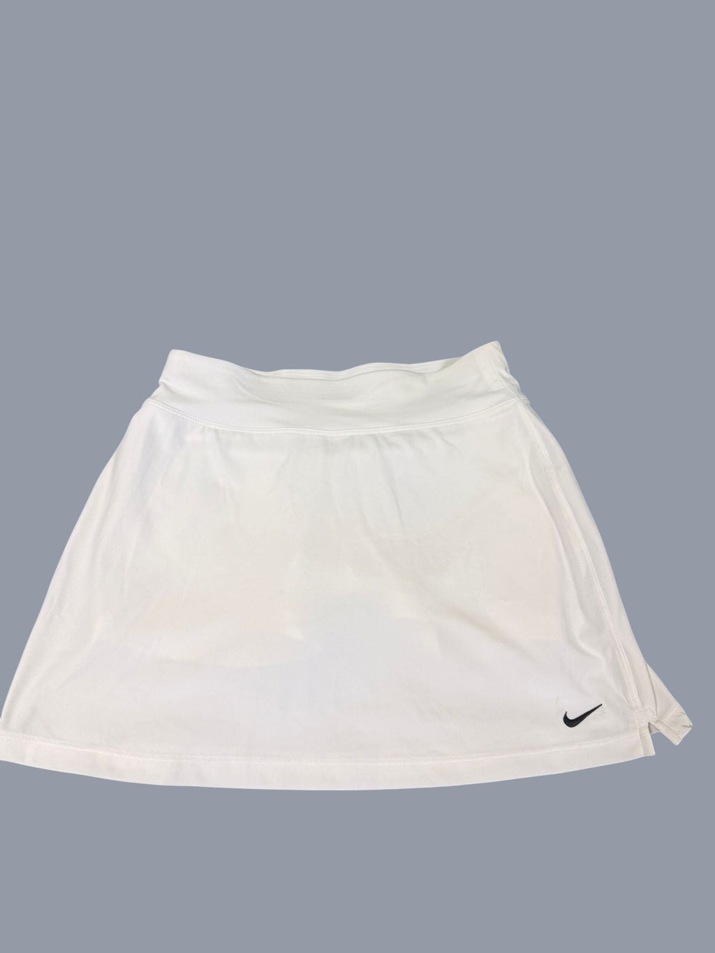 White Nike tennis skirt for women, size XS, with black Swoosh logo. Lightweight and breathable fabric.